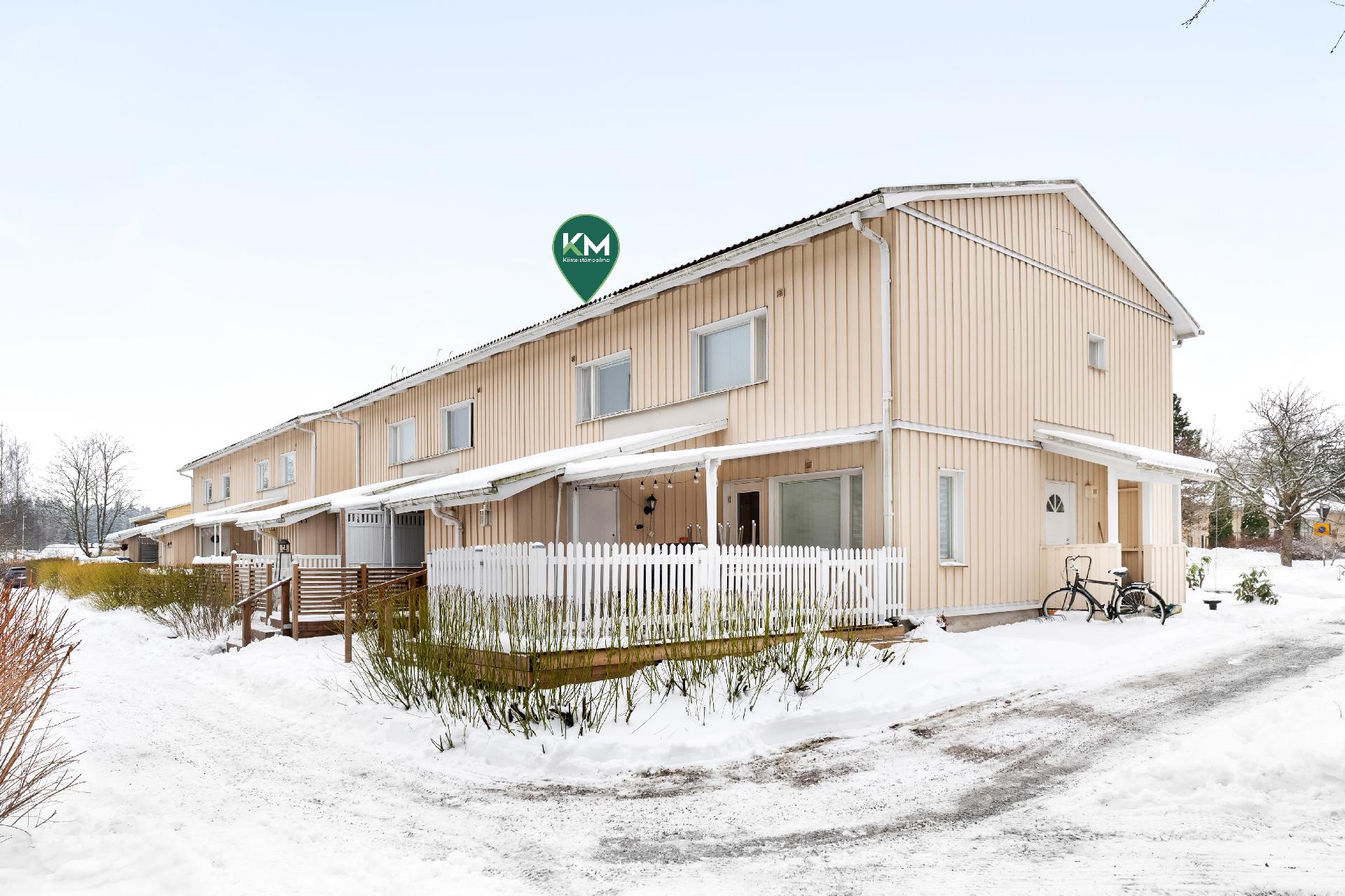 Taloa sivusta päin.