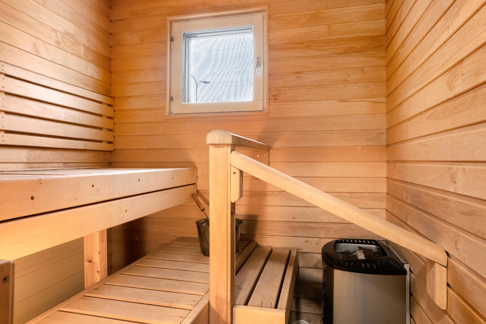 Ikkunallinen sauna on tilava.
