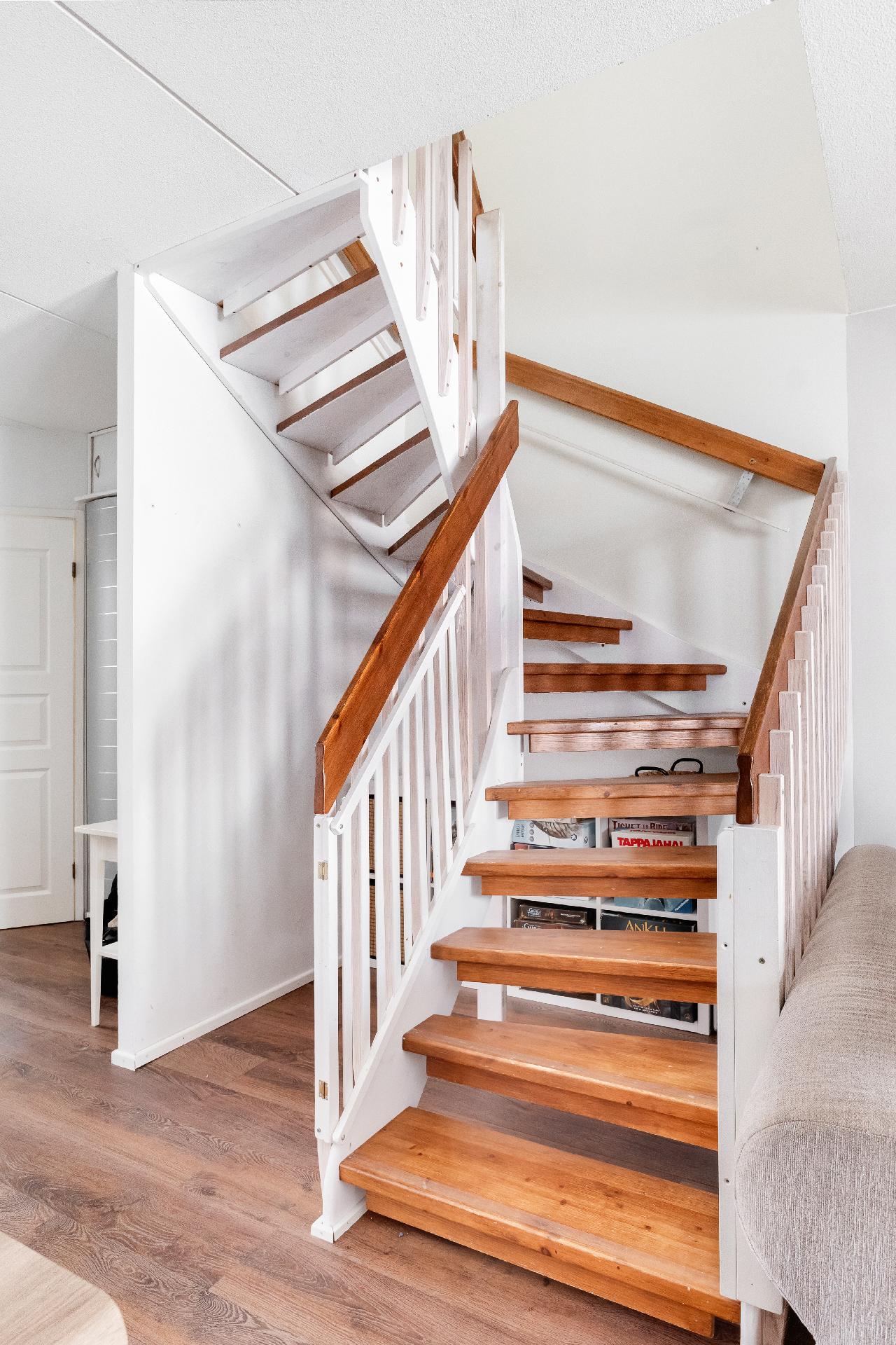 Portaikko on avoin ja ilmava.