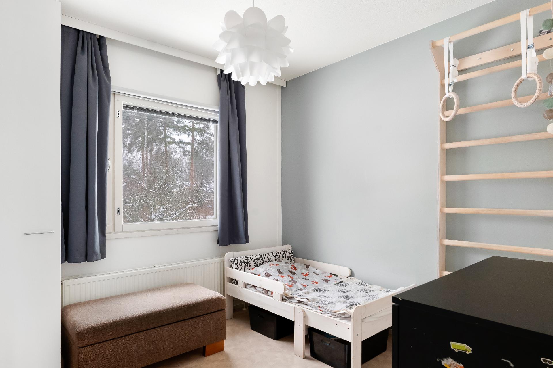 Pienempäänkin makuuhuoneeseen mahtuu kunnolla vaikka työpiste ja vierassänky.