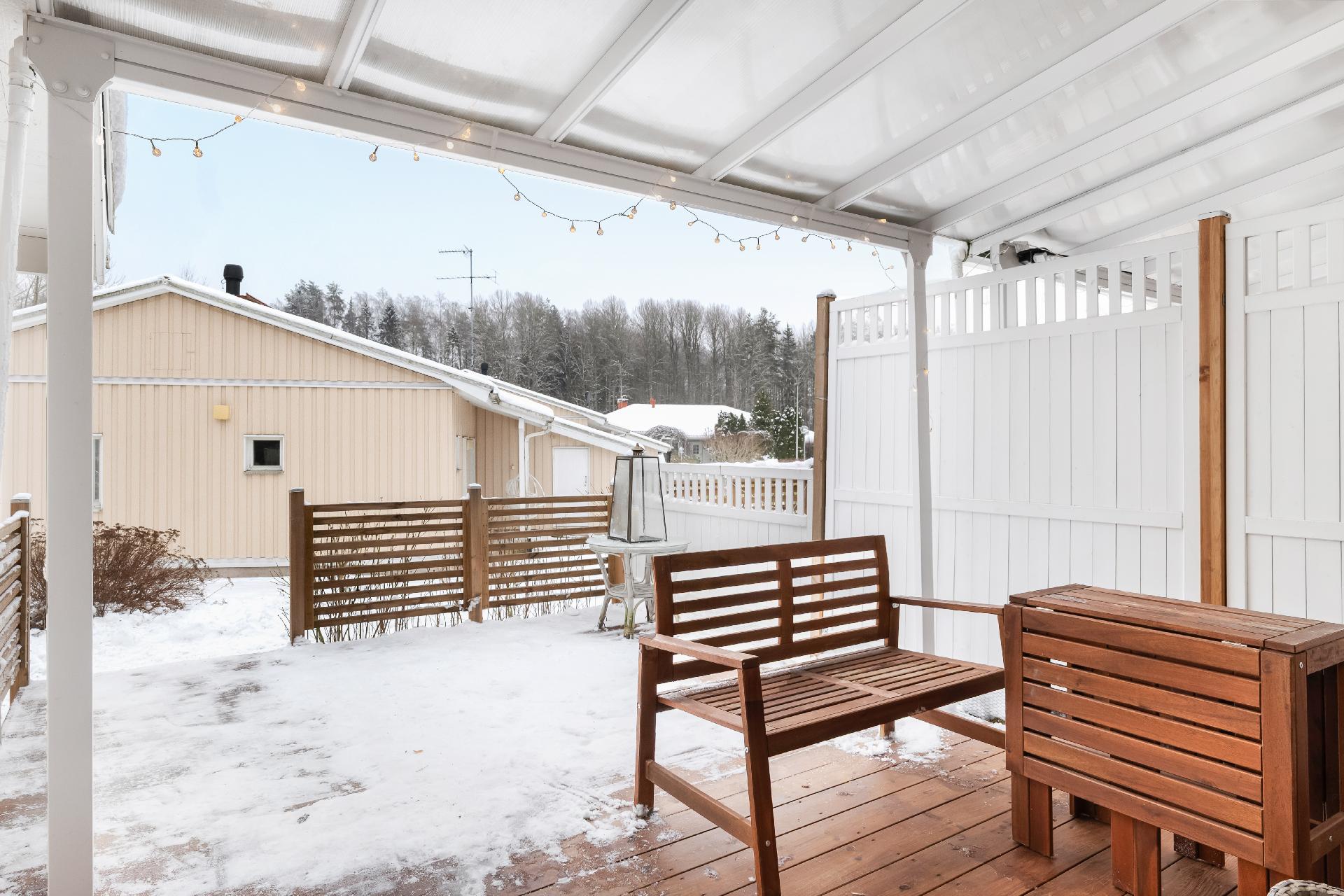 Terassi on tehty, ja valokate suojaa sateelta.