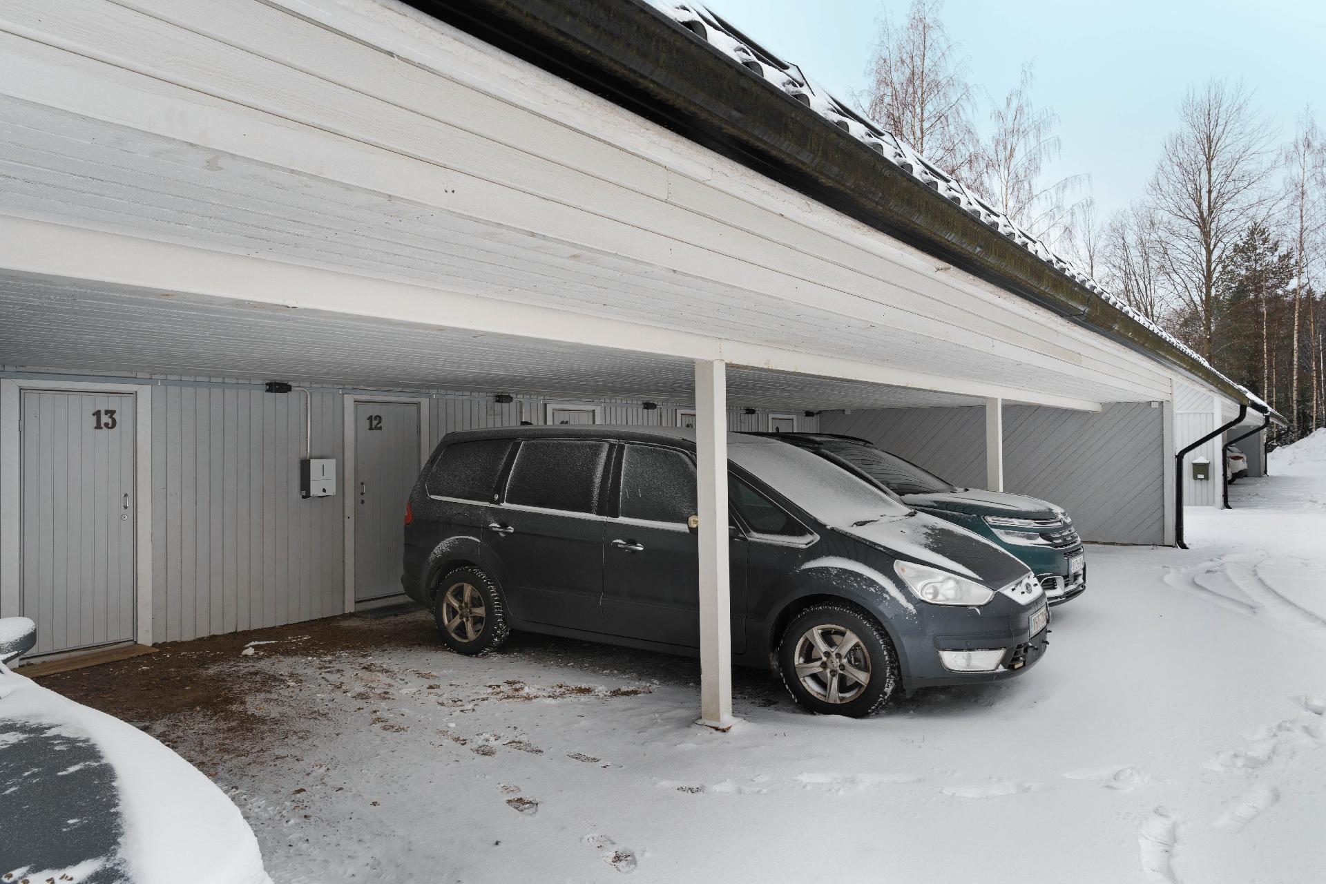 Autokatos ja varasto