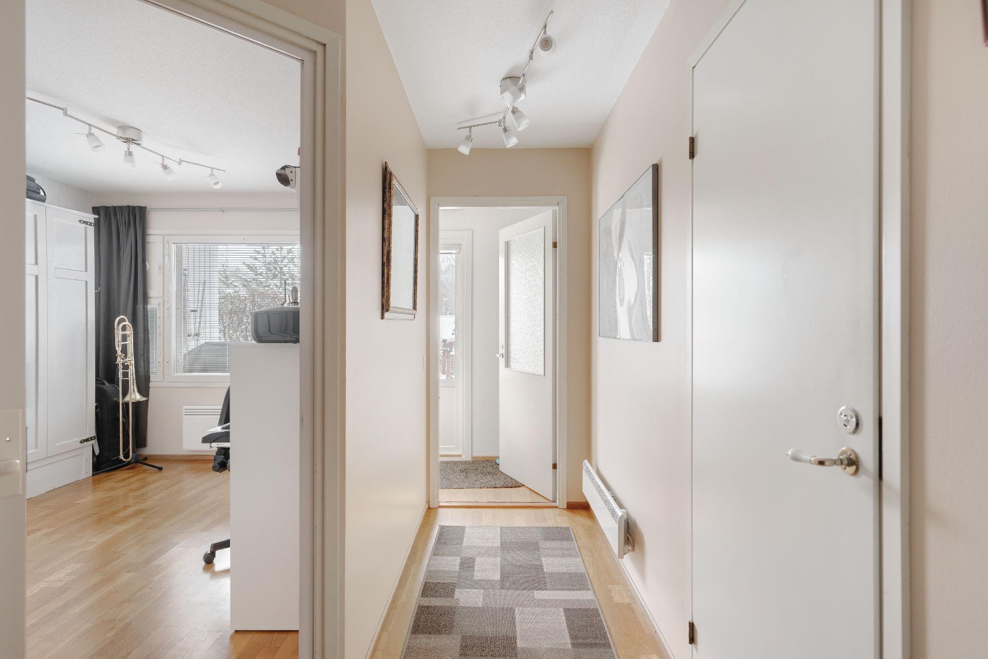 Käynti takapihalle.