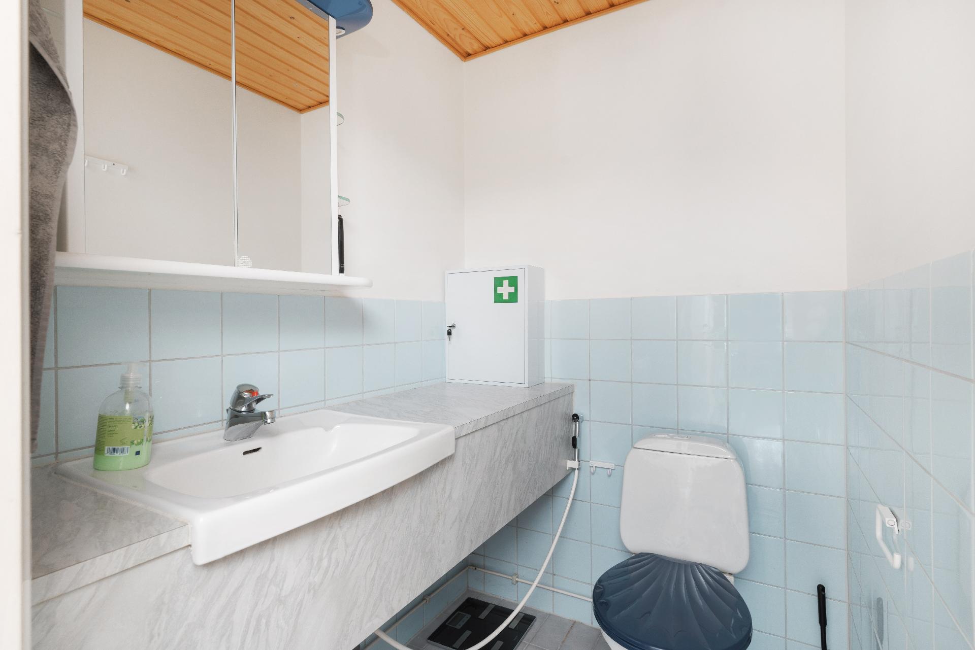 Yläkerran erillinen wc