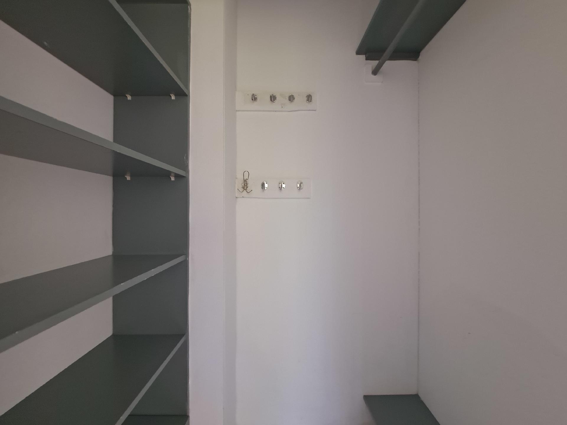 Vaatehuone makuuhuoneen yhteydessä