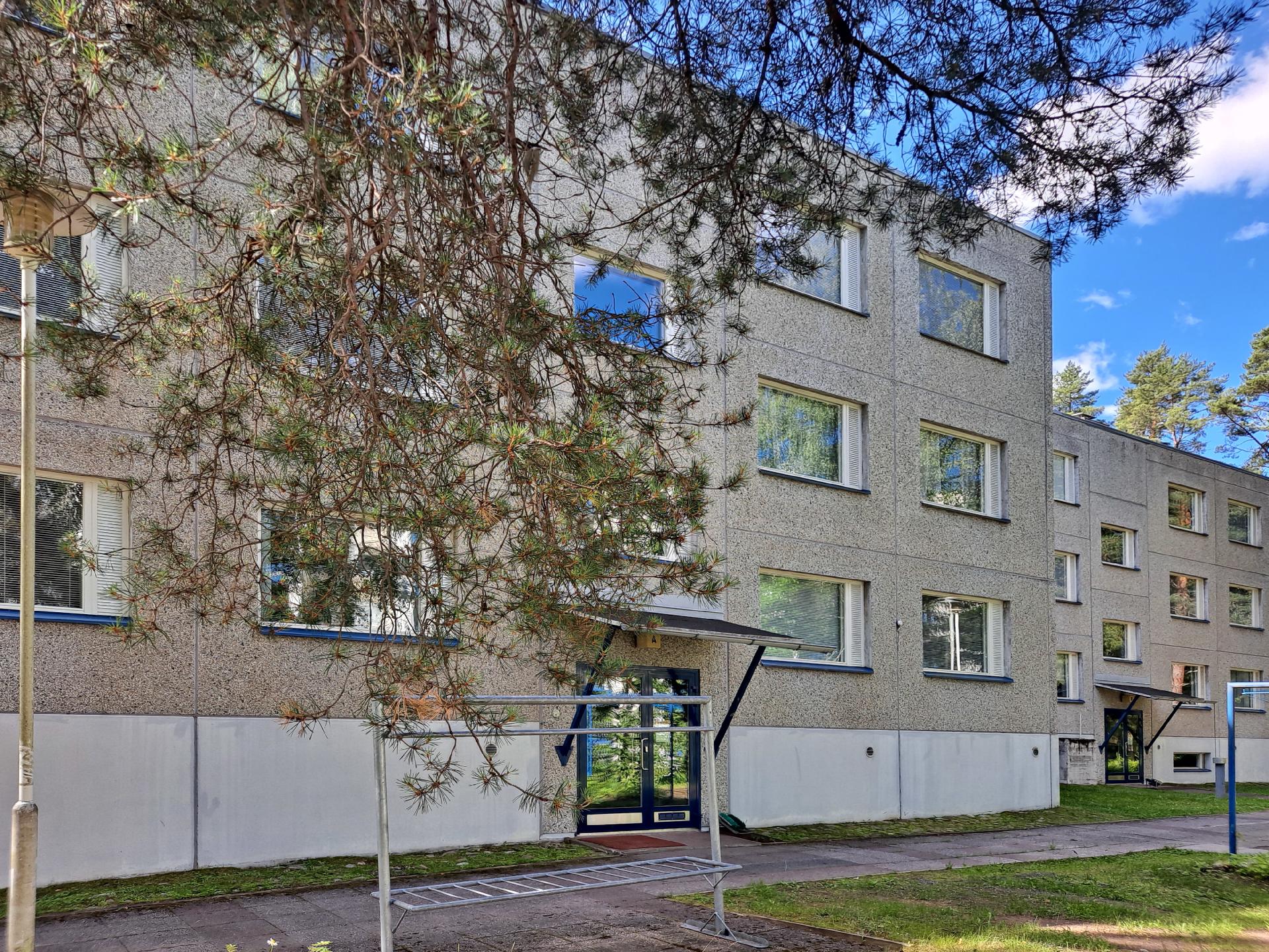 Talon julkisivu sisäänkäynnin puolelta