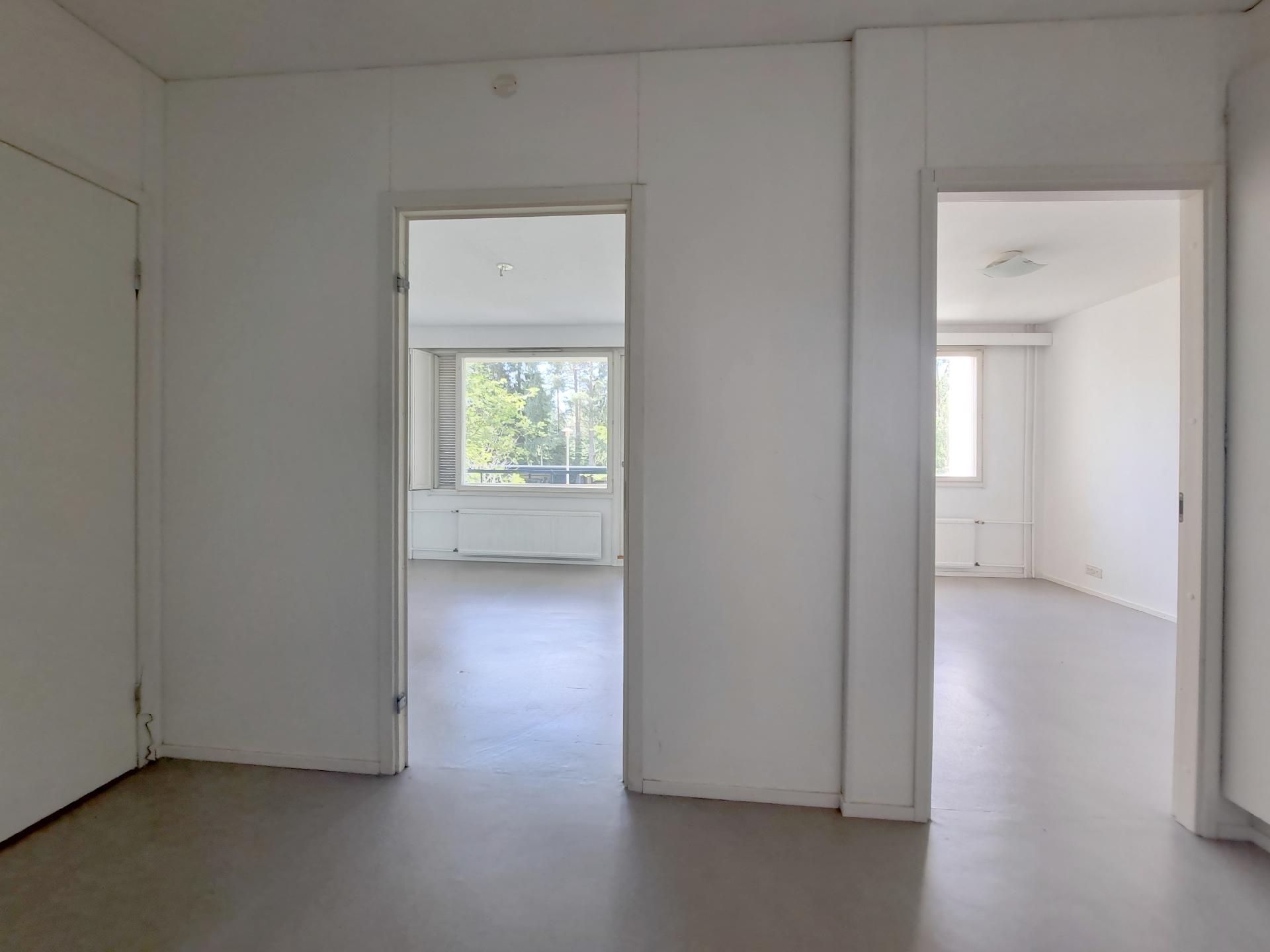 Näkymä eteisestä makuuhuoneeseen ja olohuoneeseen