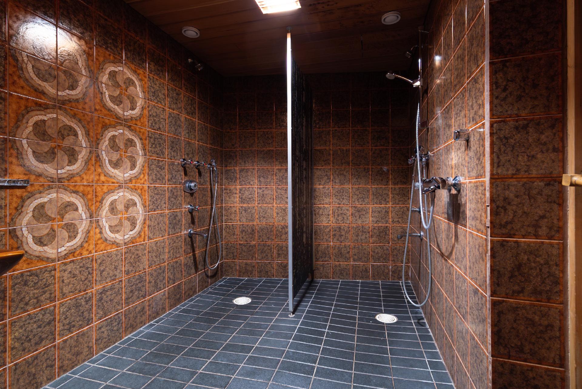 Kellarikerroksen saunaosasto