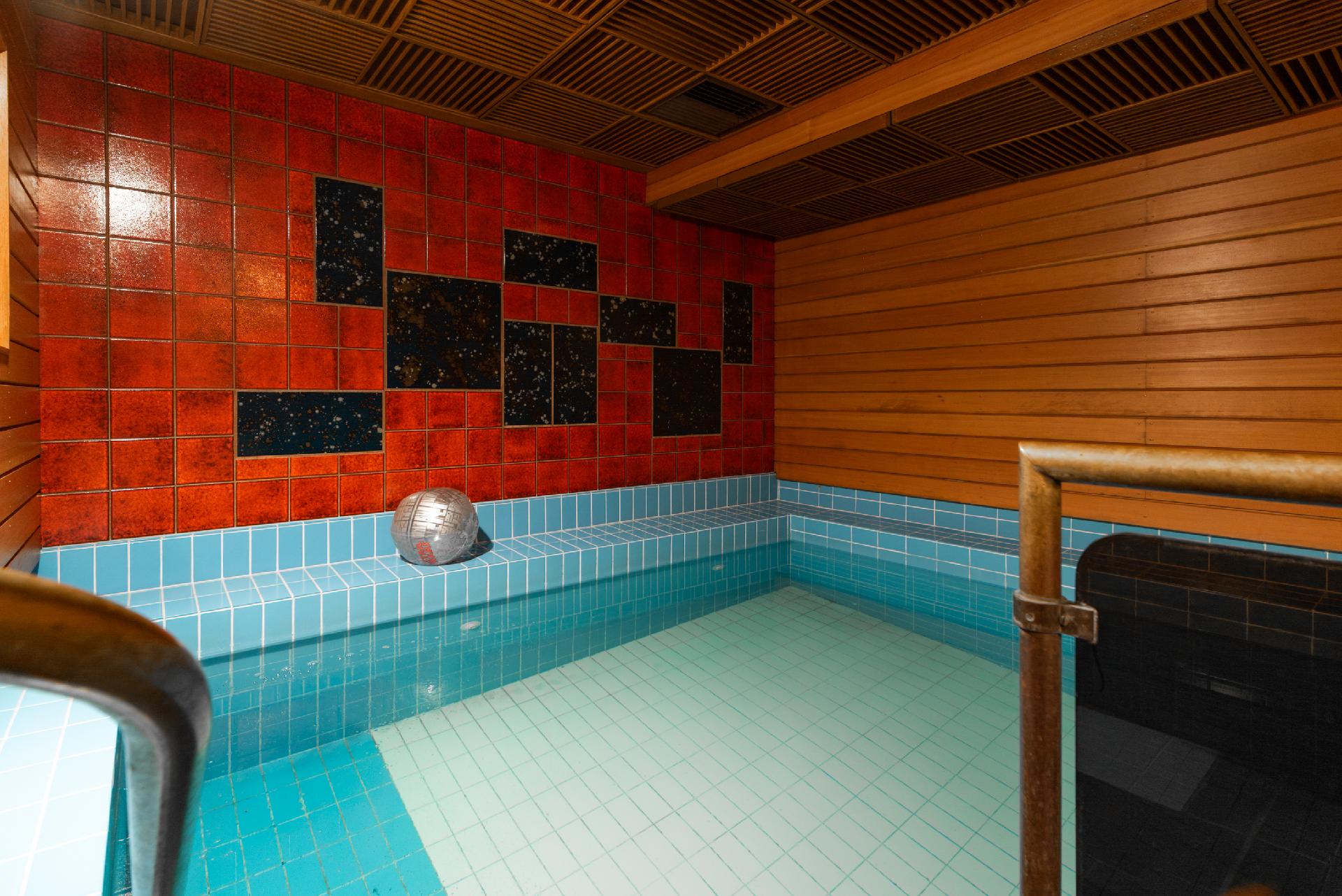 Kellarikerroksen uima-allas