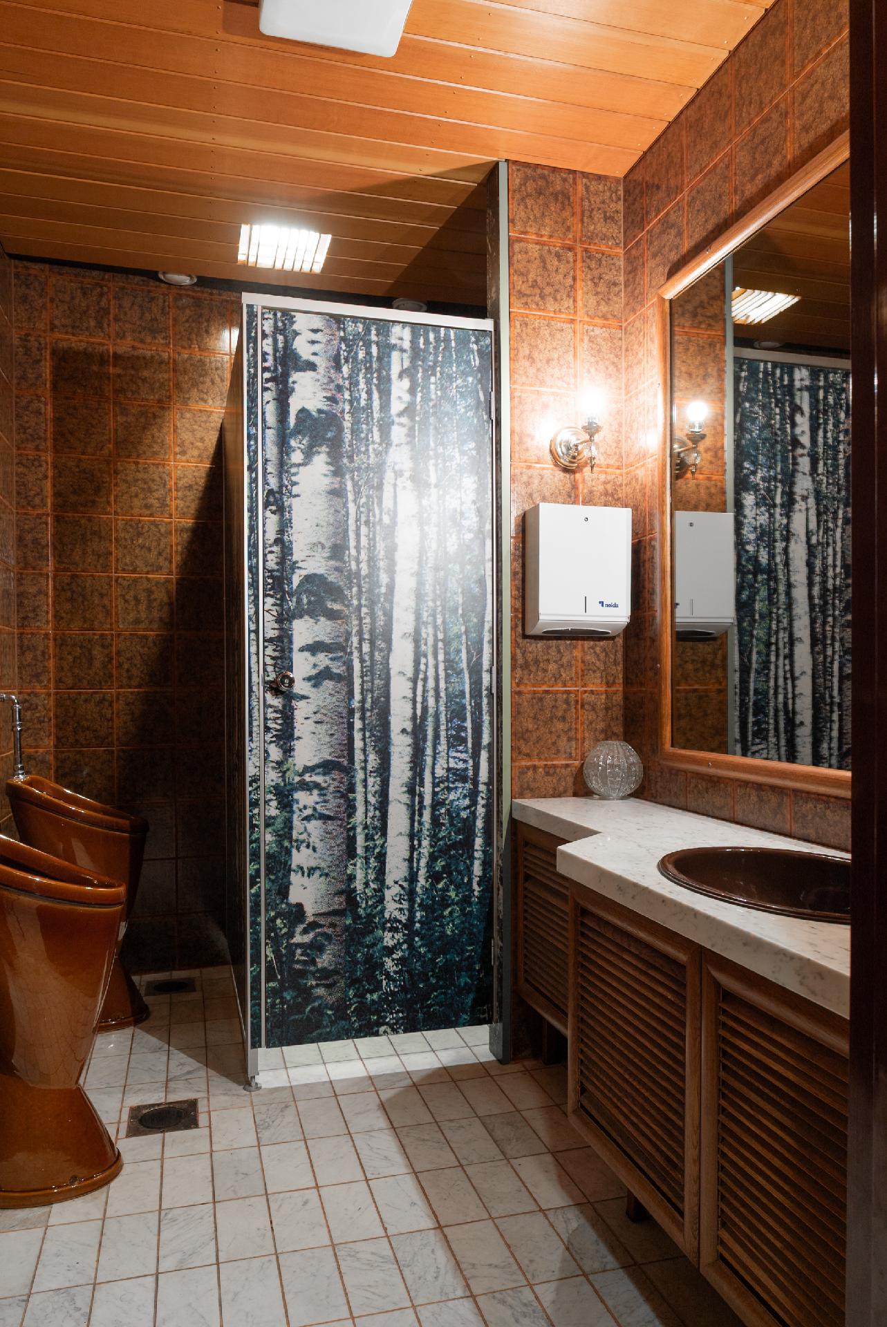 Kellarikerroksen wc tiloja