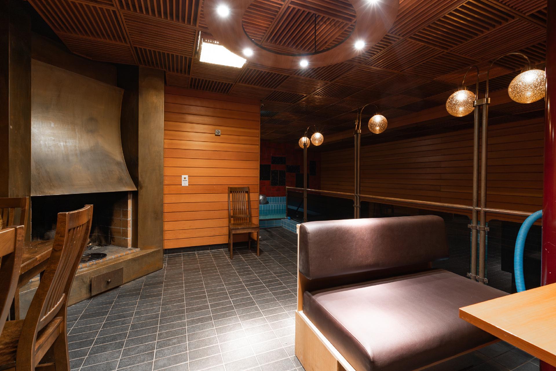 Kellarikerroksen saunaosaston oleskelutila