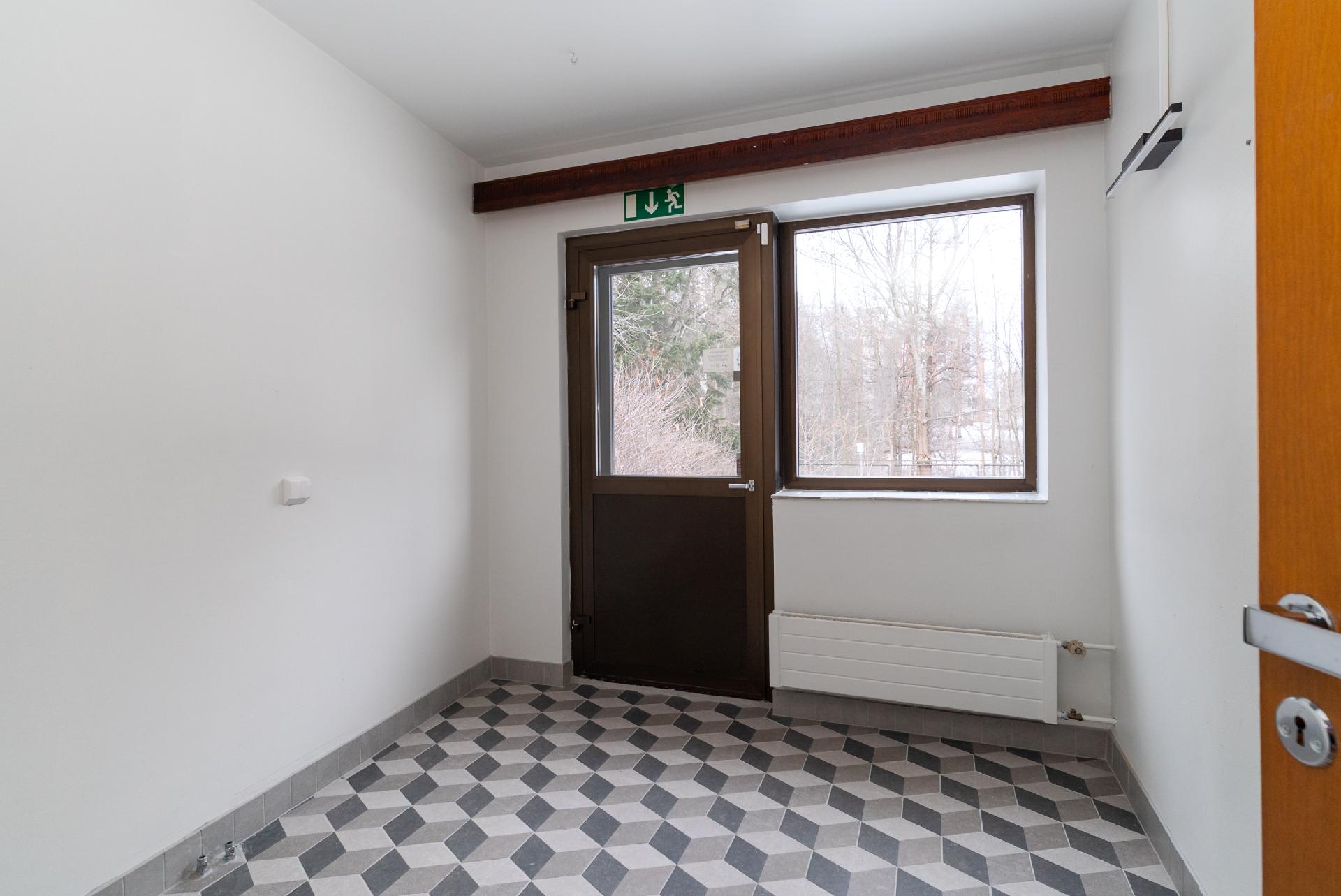 Sisäänkäynti takapihalta