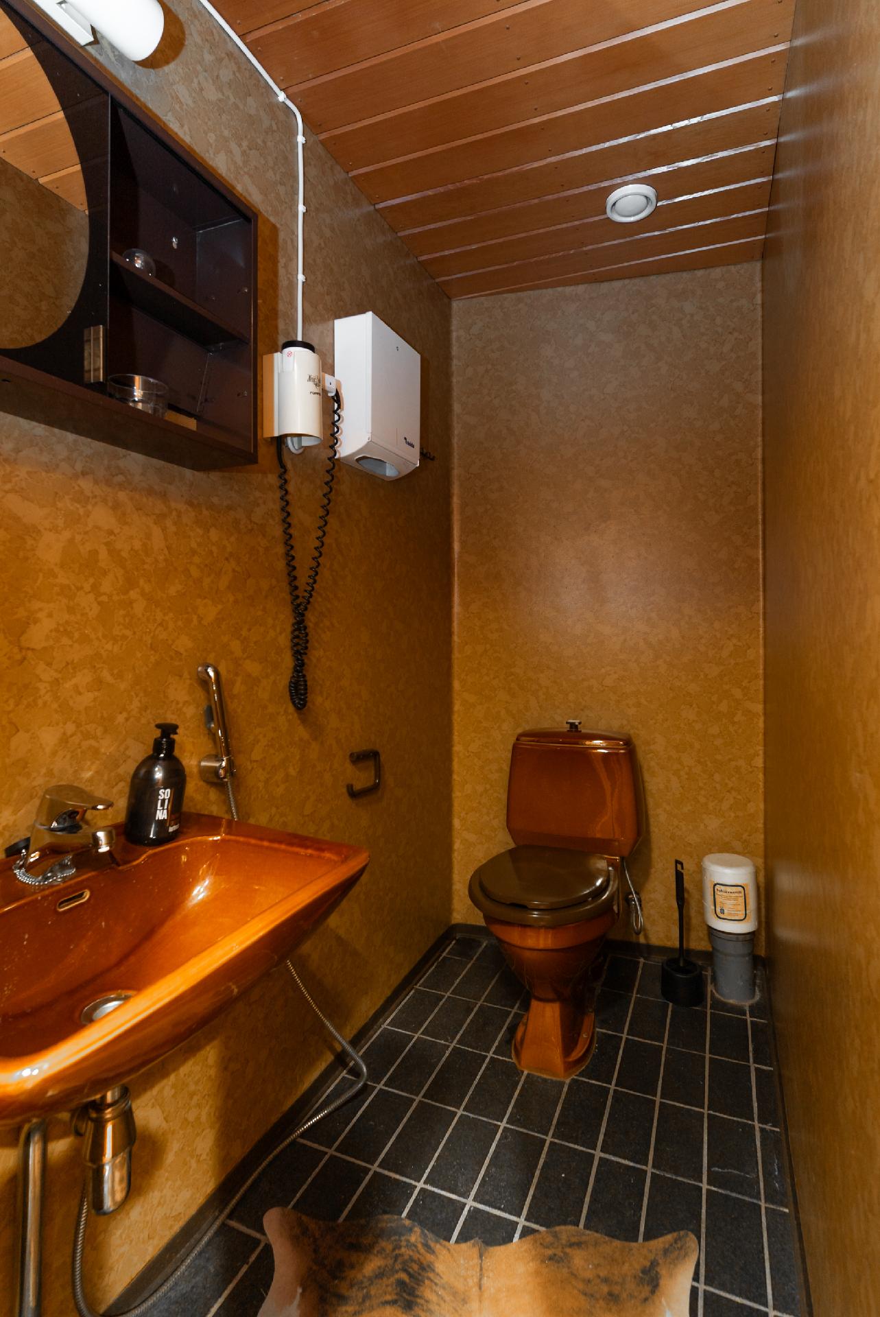 Kellarikerroksen saunaosasto