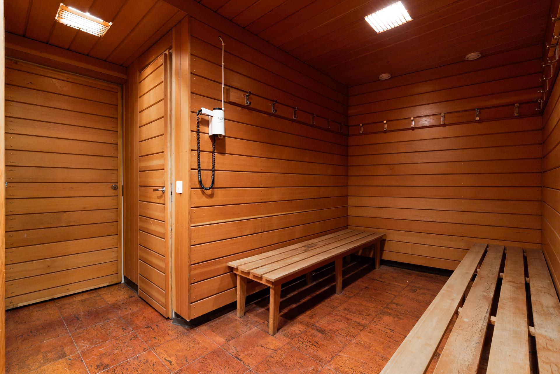 Kellarikerroksen saunaosasto