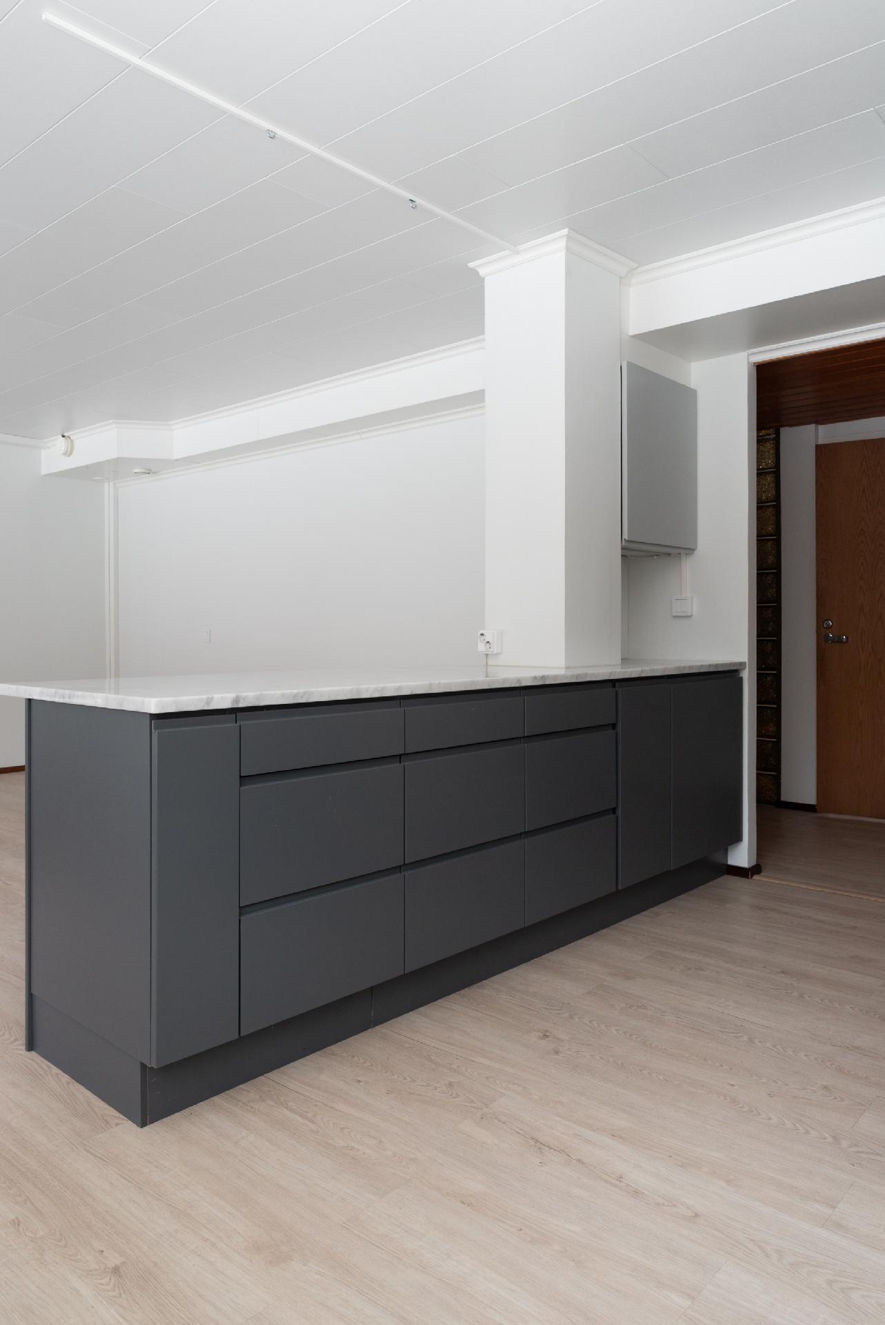 Saareke tuo runsaasti lisää säilytys- ja tasotilaa