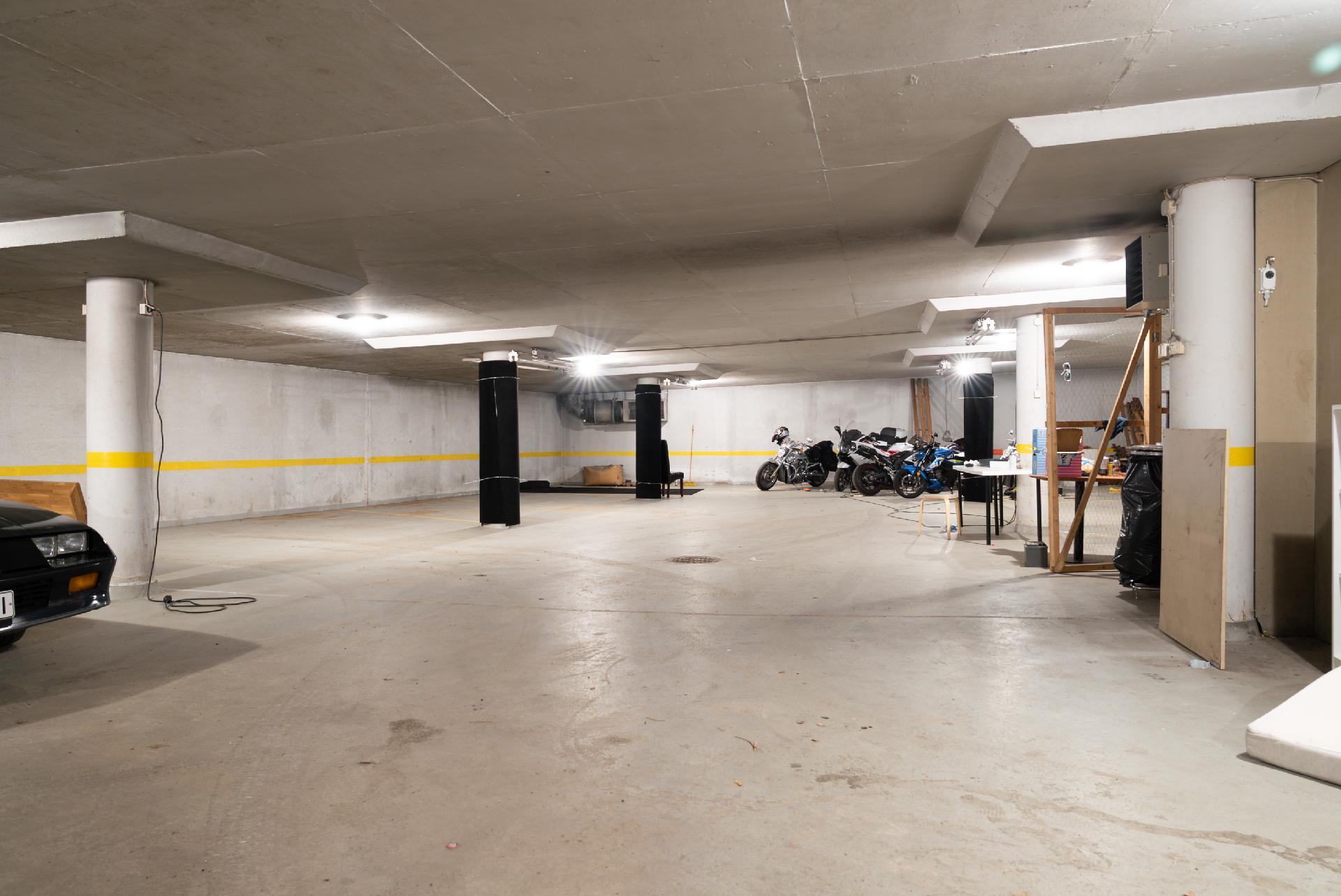 Kellarikerroksen autohalli