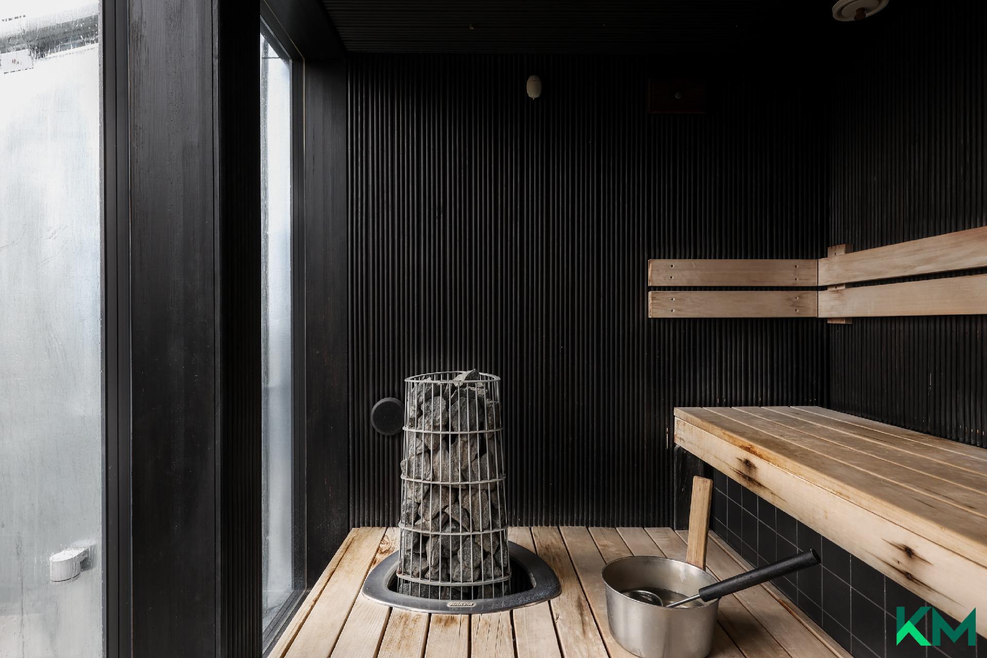 Taloyhtiön upea sauna sijaitsee ylimmässä kerroksessa