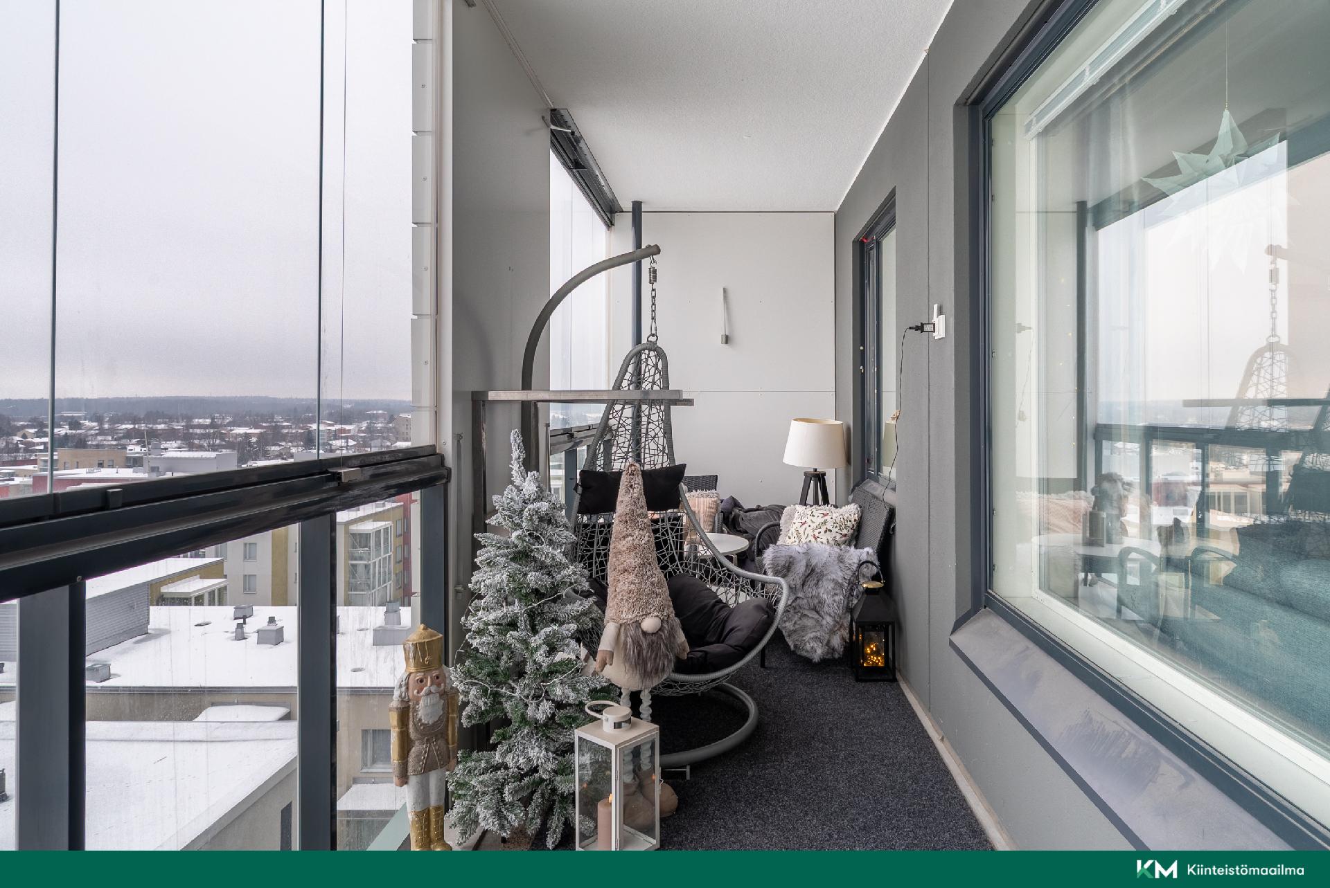 Iso lasitettu parveke ilta-aurinkoon