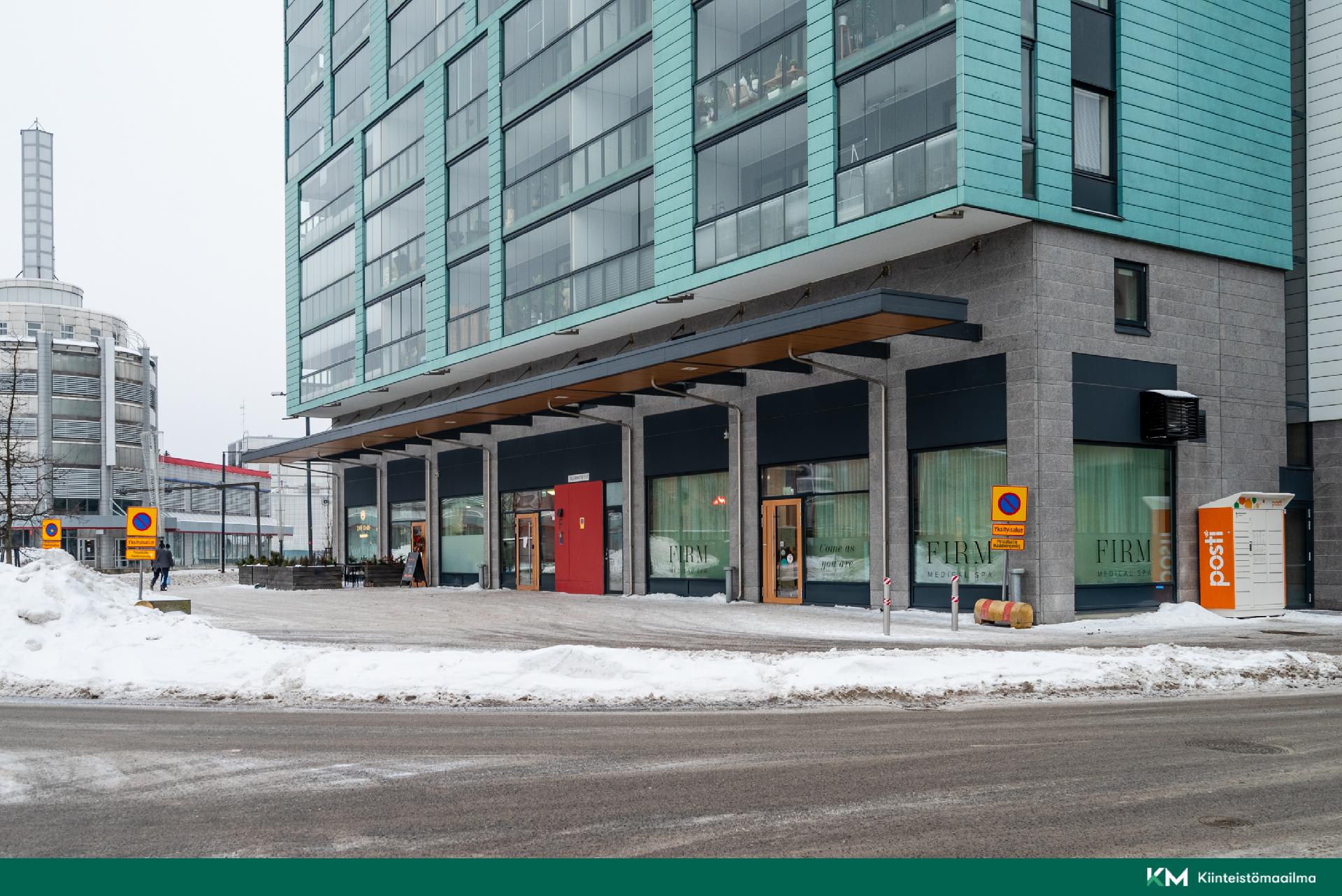 Liiketilat katutasolla, toisessa ravintola