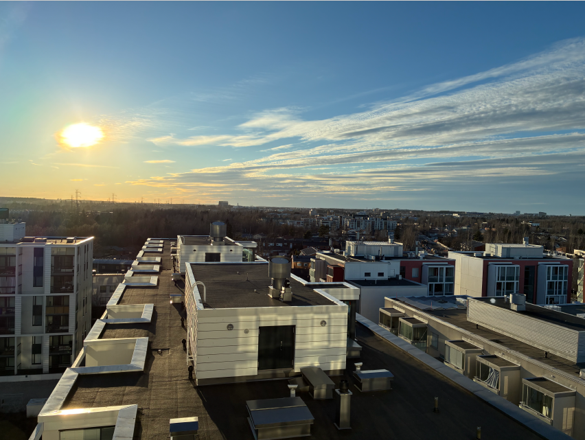 Näkymä parvekkeelta ilta-aurinkoon