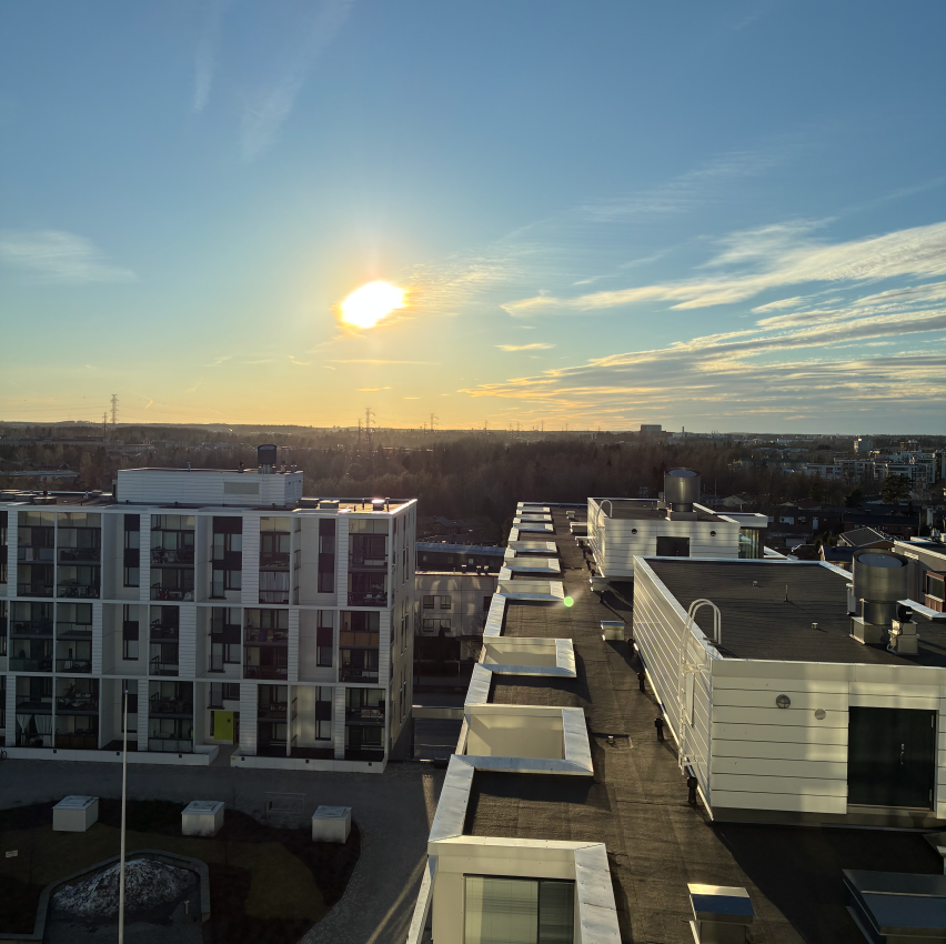 Näkymä parvekkeelta ilta-aurinkoon