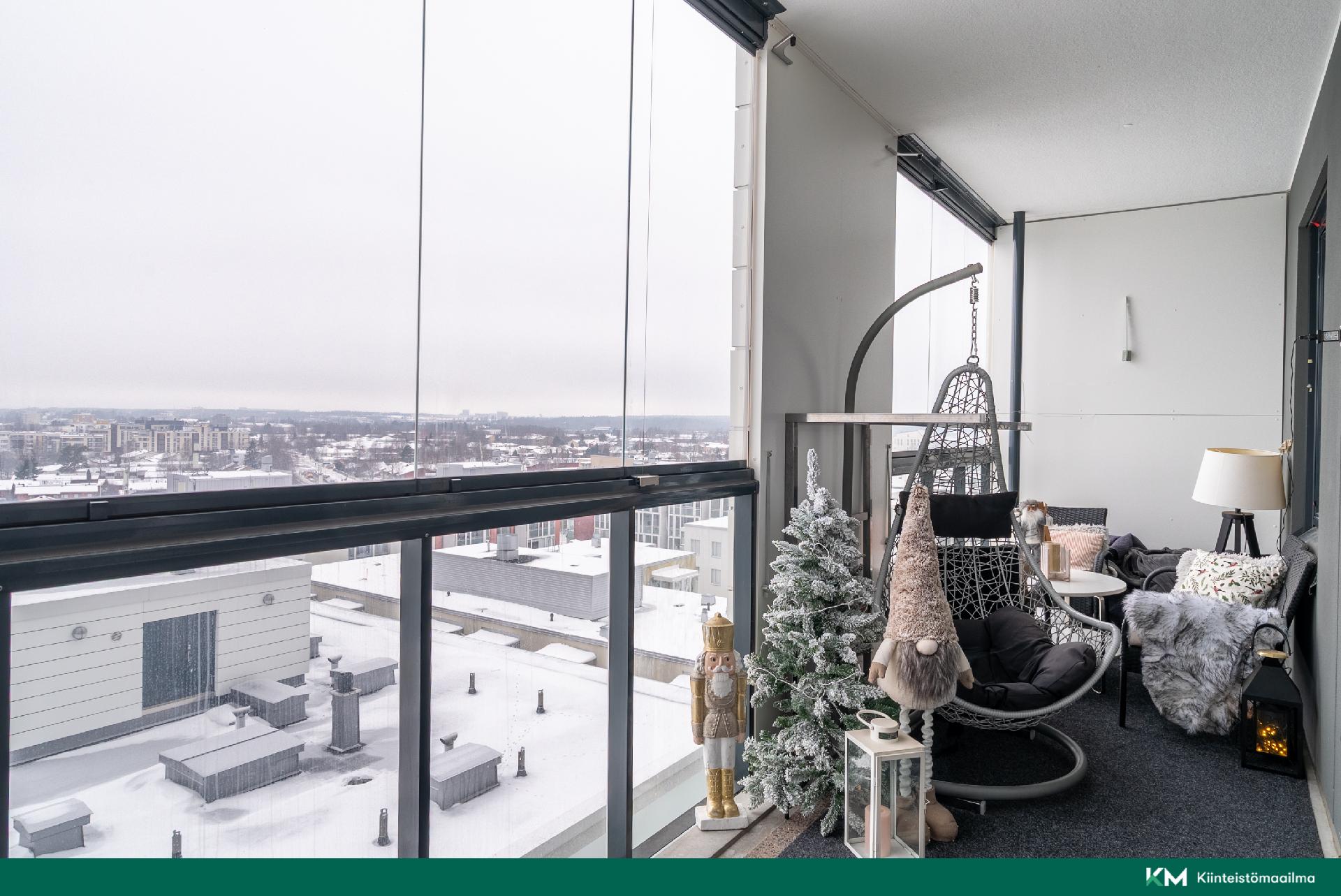 Iso lasitettu parveke ilta-aurinkoon