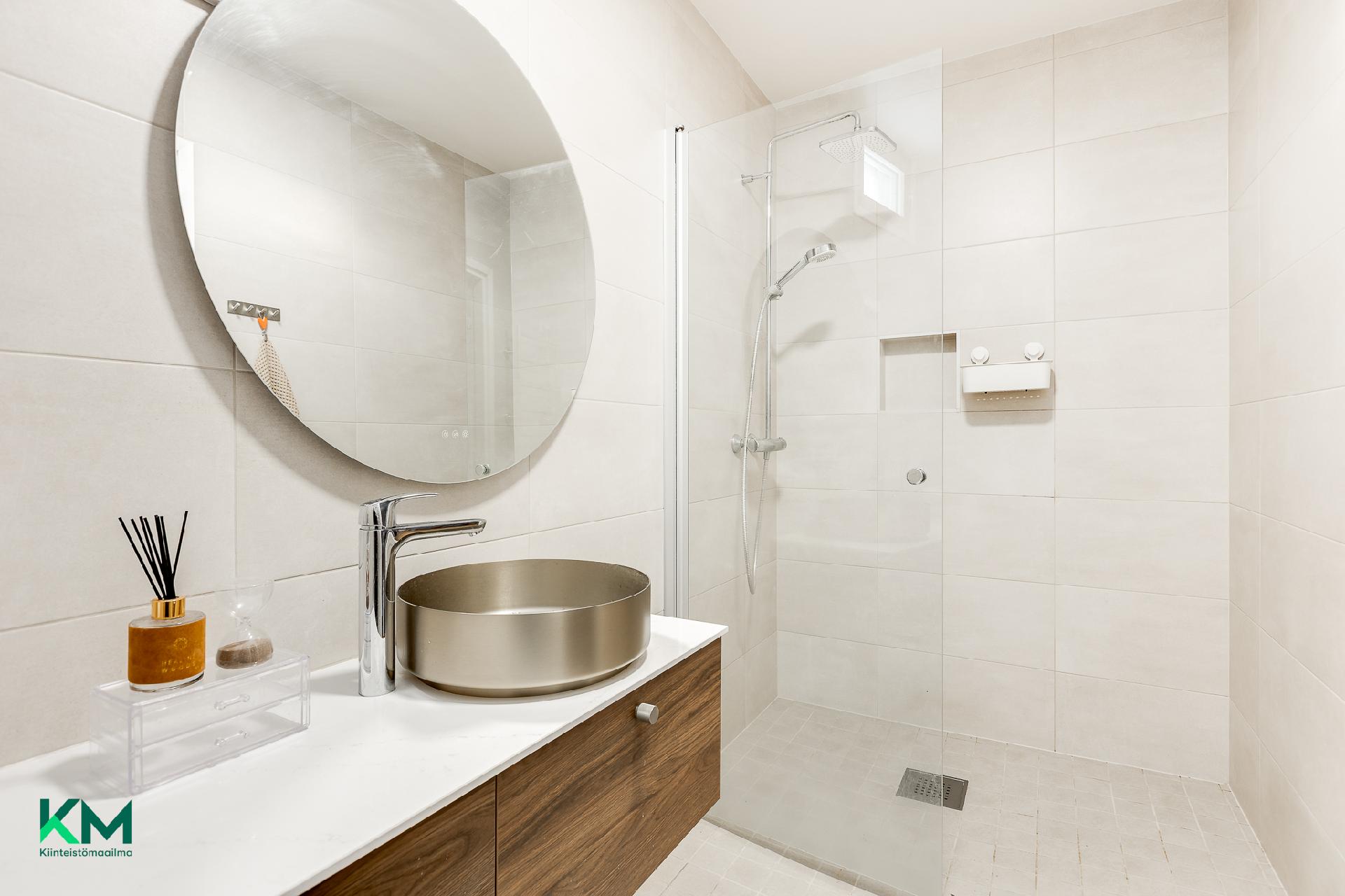 Yläkerran wc ja suihku