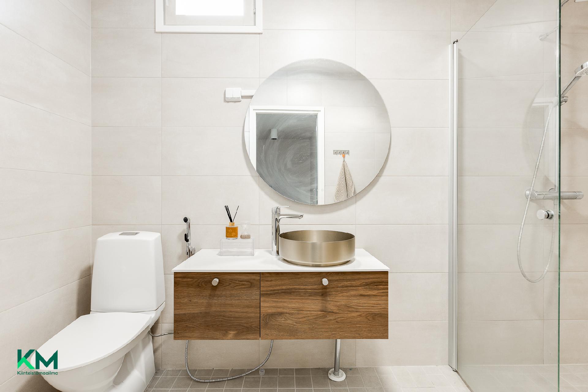 Yläkerran wc ja suihku