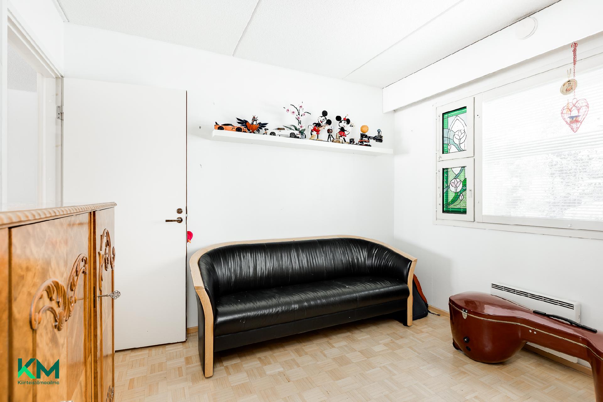 Alakerran makuuhuone