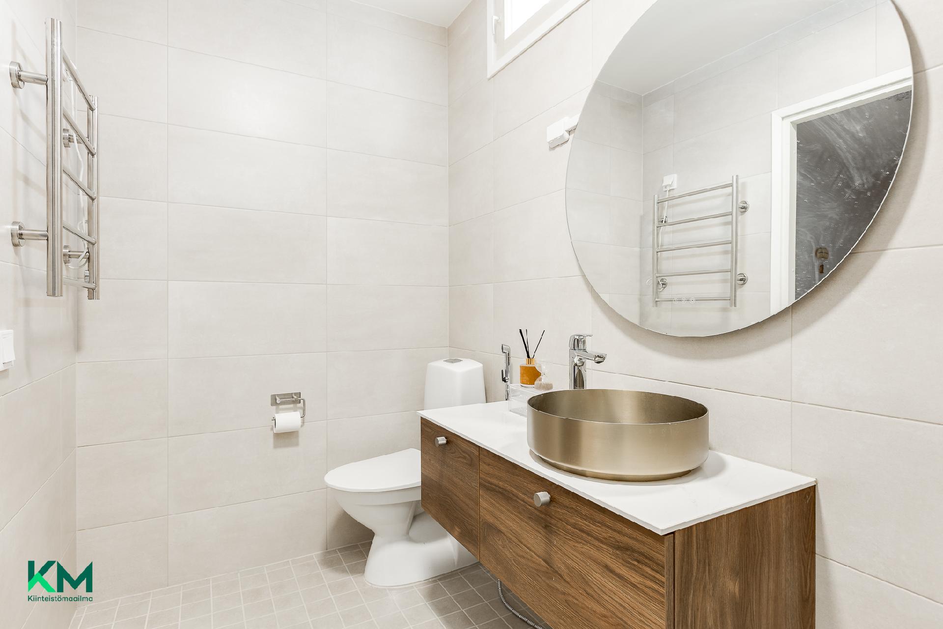 Yläkerran wc ja suihku