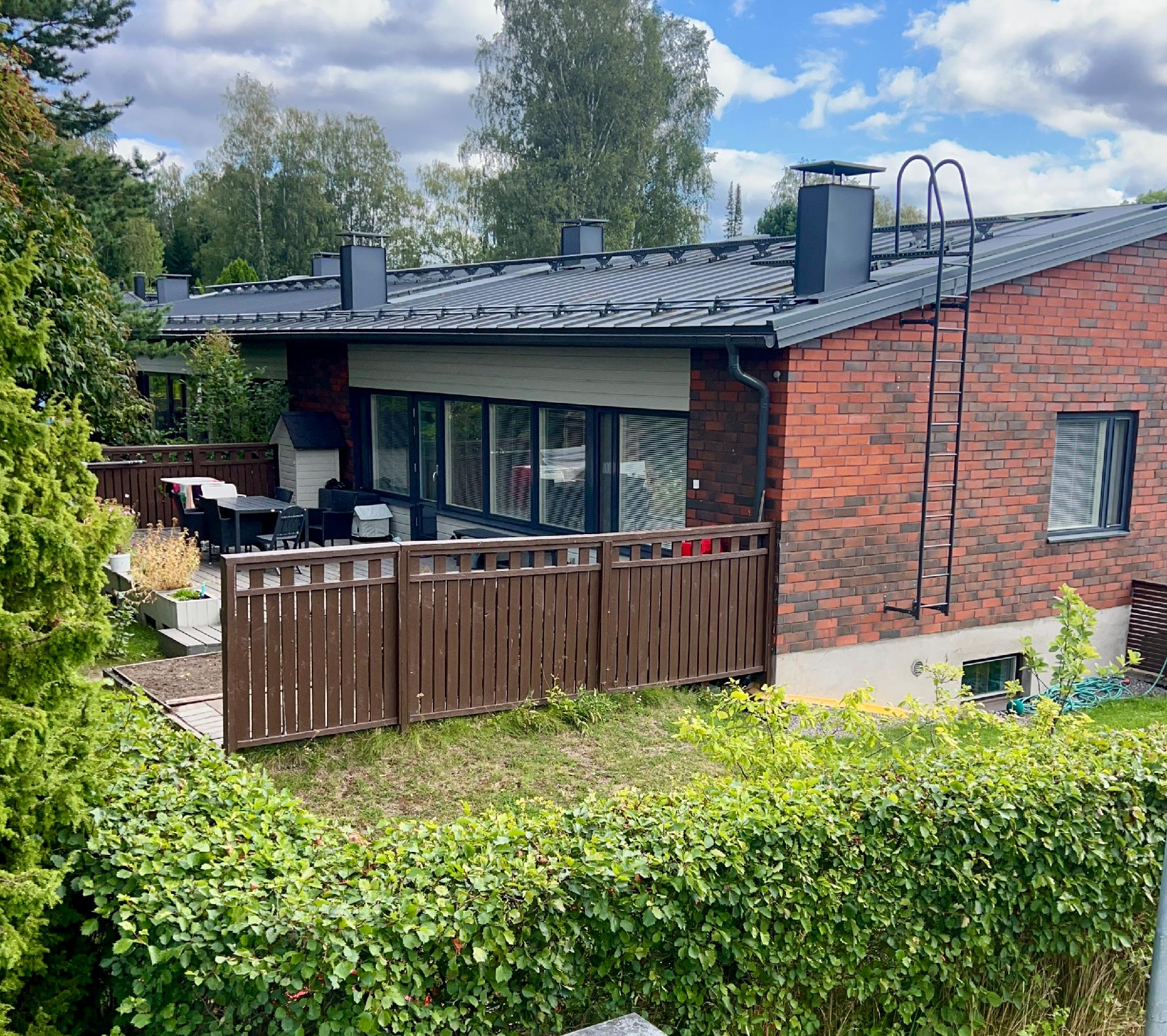 Kesäkuvaa talon päädystä