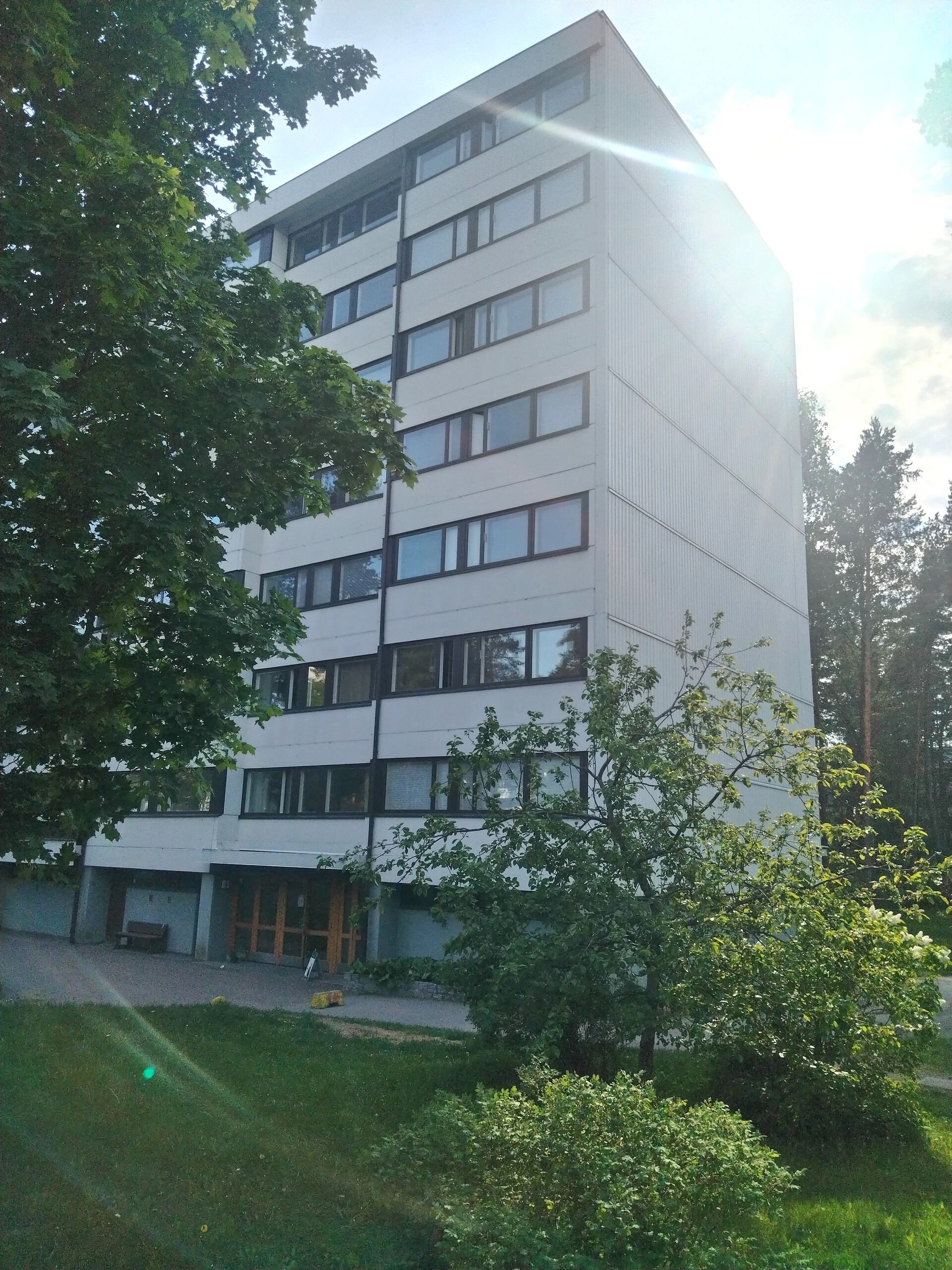 Yimmän kerroksen kulmahuoneisto