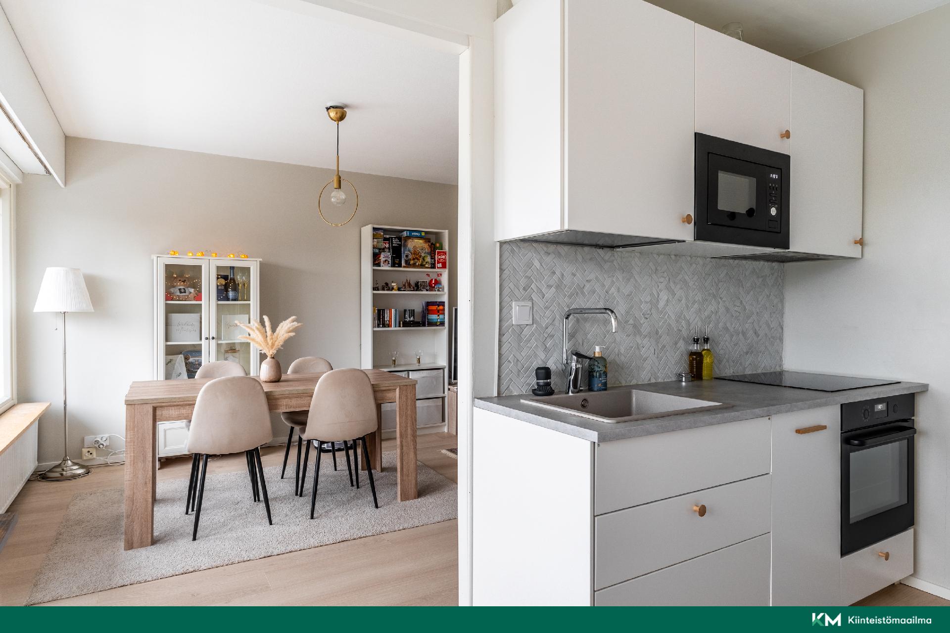 Toimiva keittiö olohuoneen vieressä.