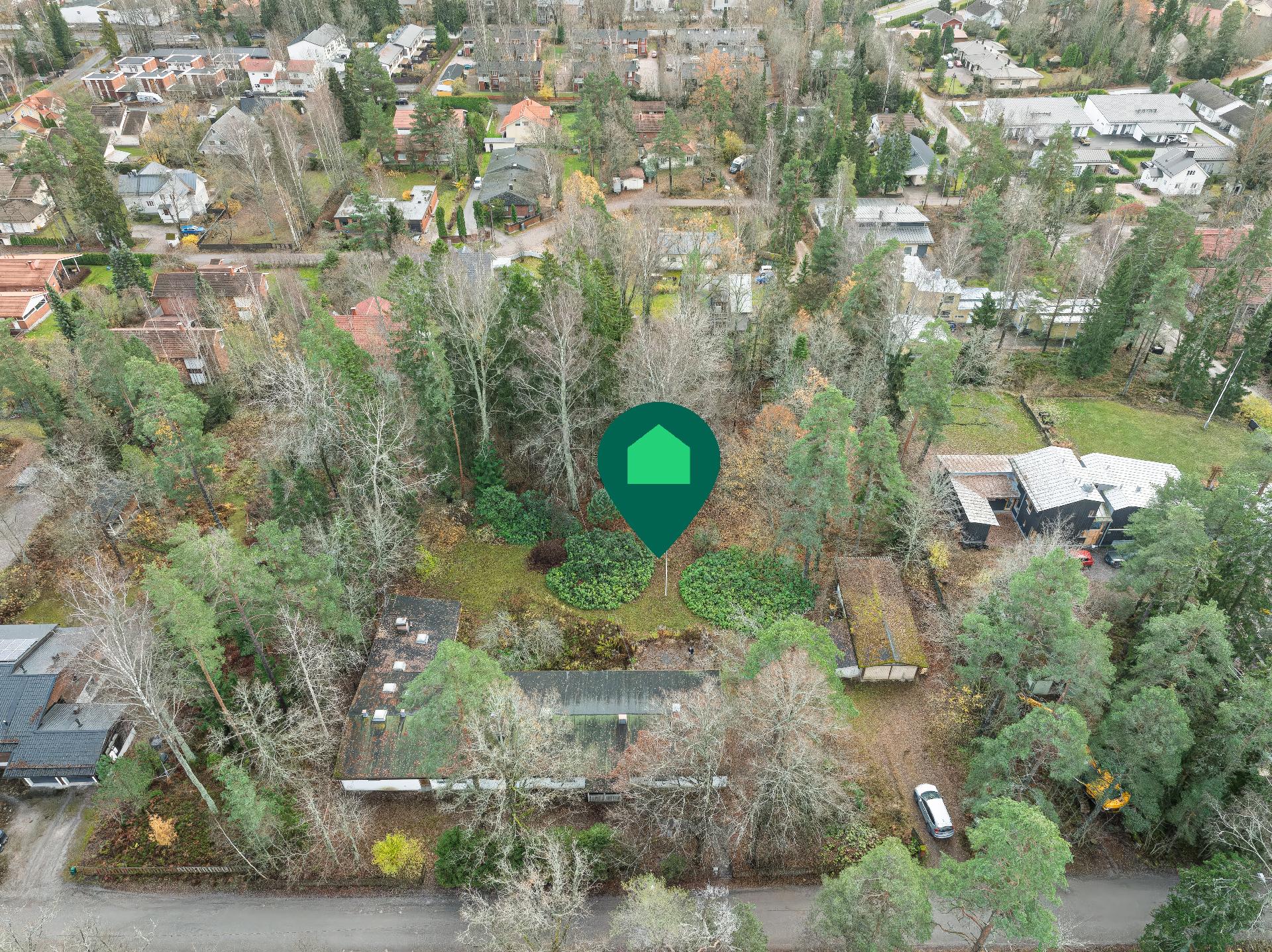 Iso 1005 m2 tontti, jossa on hyvin tilaa koko perheelle