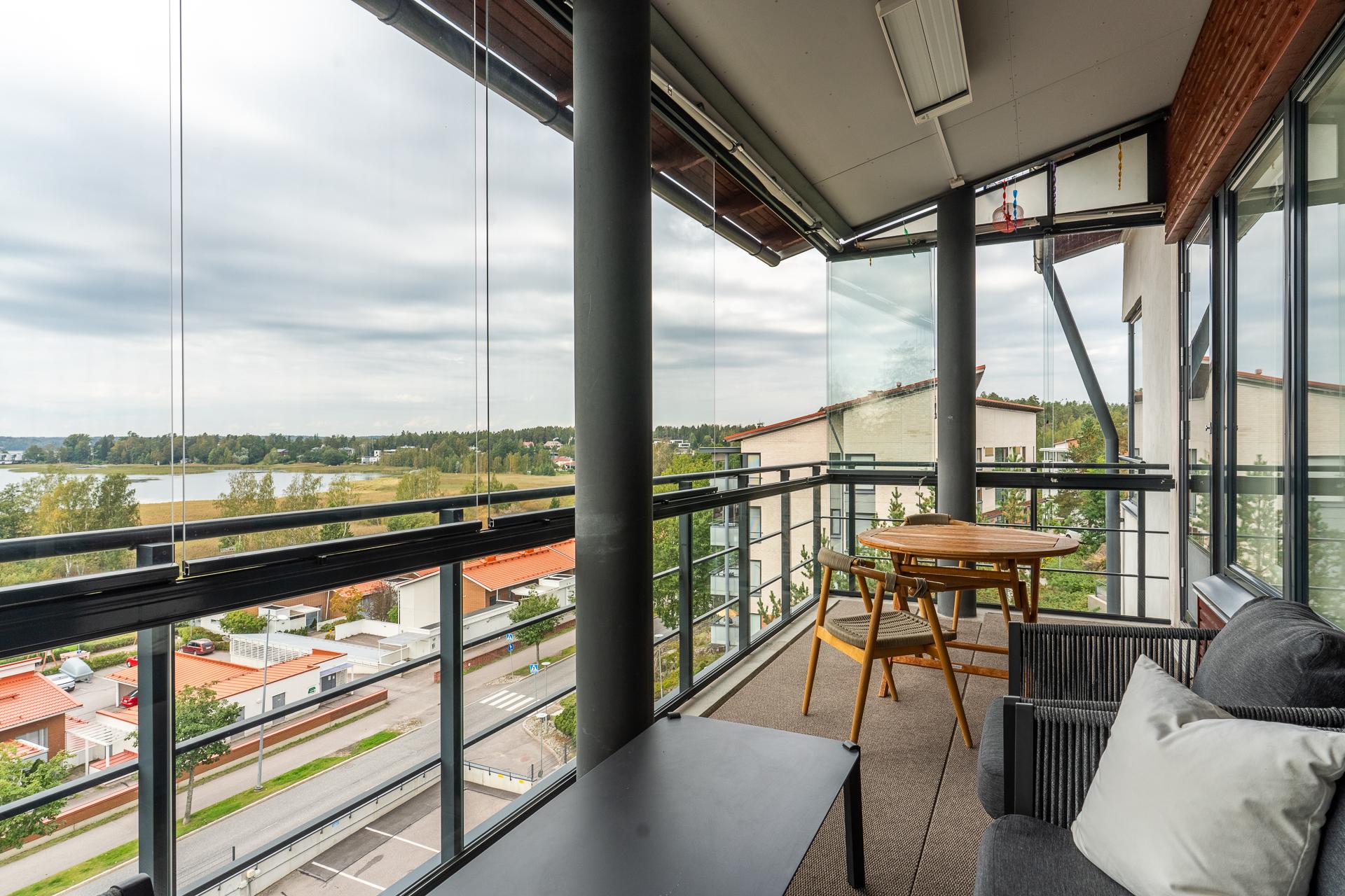 Terassiparvekkeelta aukeaa huikeat näkymät merenlahdelle