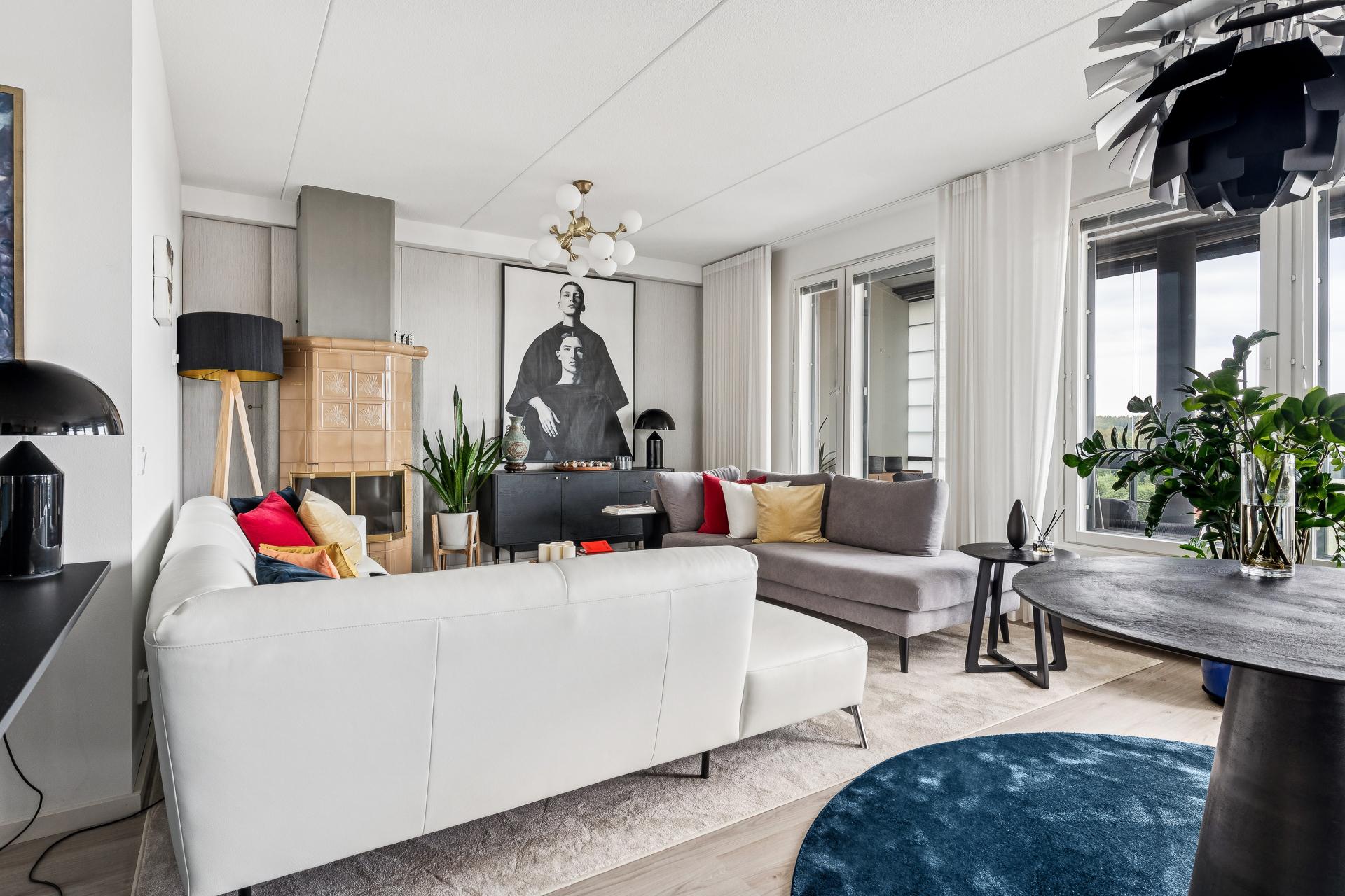 Tilavan olohuoneen voit kalustaa monin tavoin