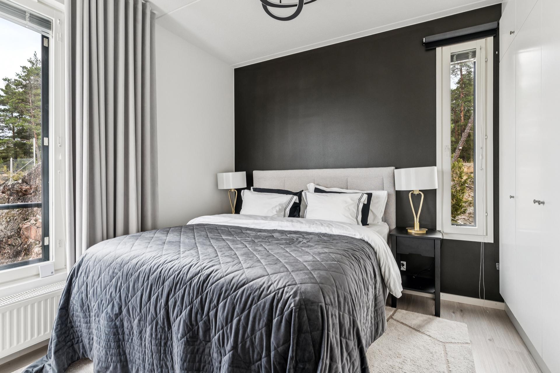 Isommasta makuuhuoneesta aukeaa näkymät meren suuntaan