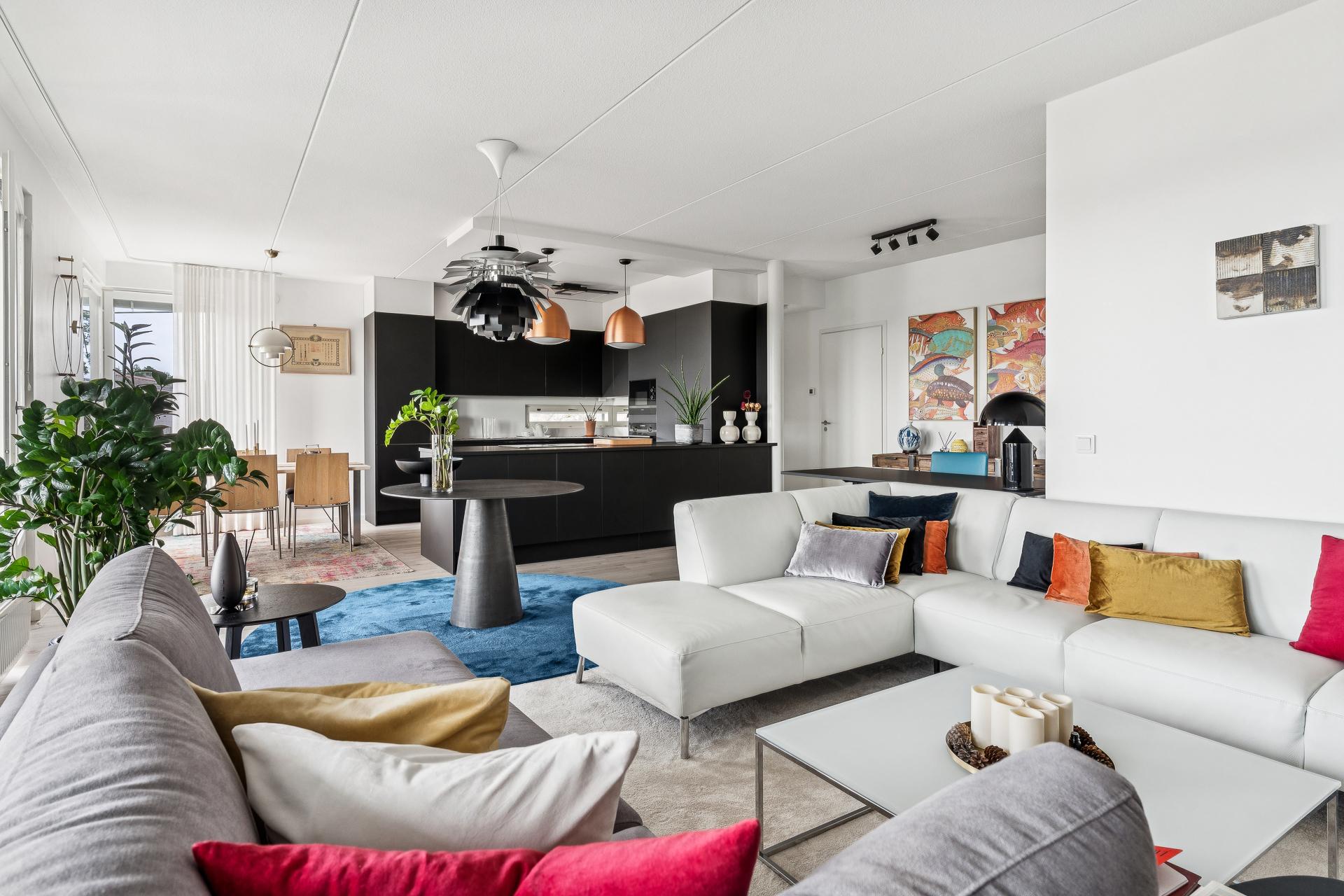 Upea ja iso olohuone-avokeittiö on kodin sydän