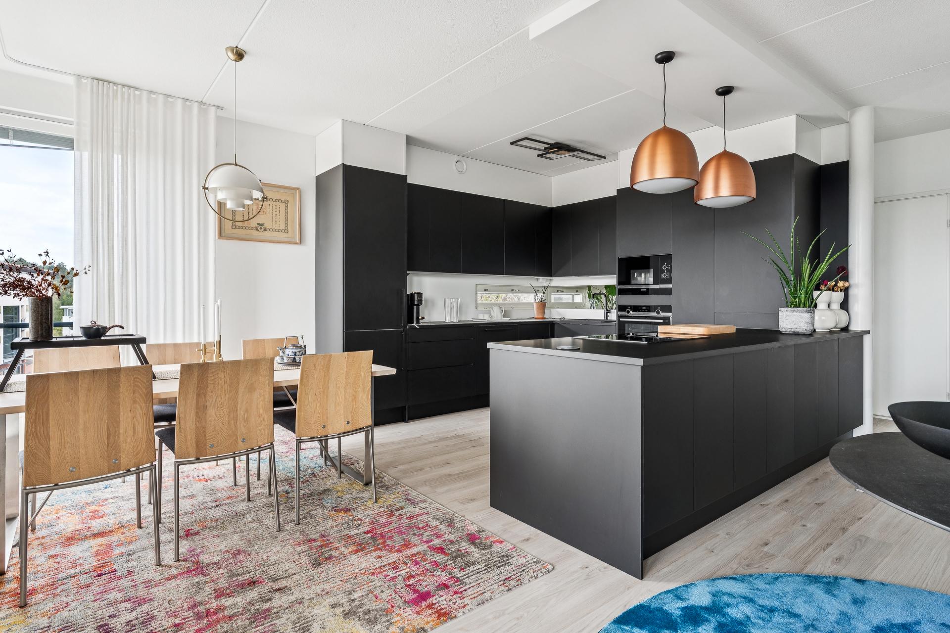 Tyylikäs Novartin keittiö isolla saarekkeella