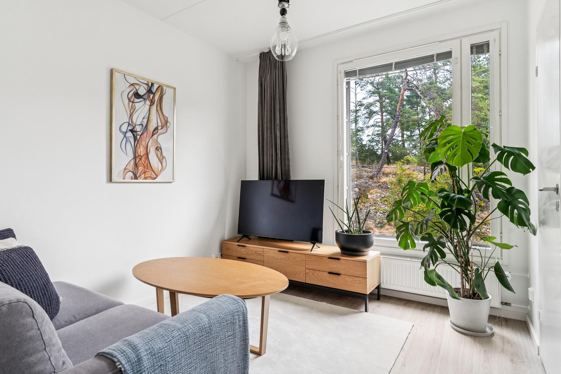 Ja pienemmästä on kauniit kalliomaisemat