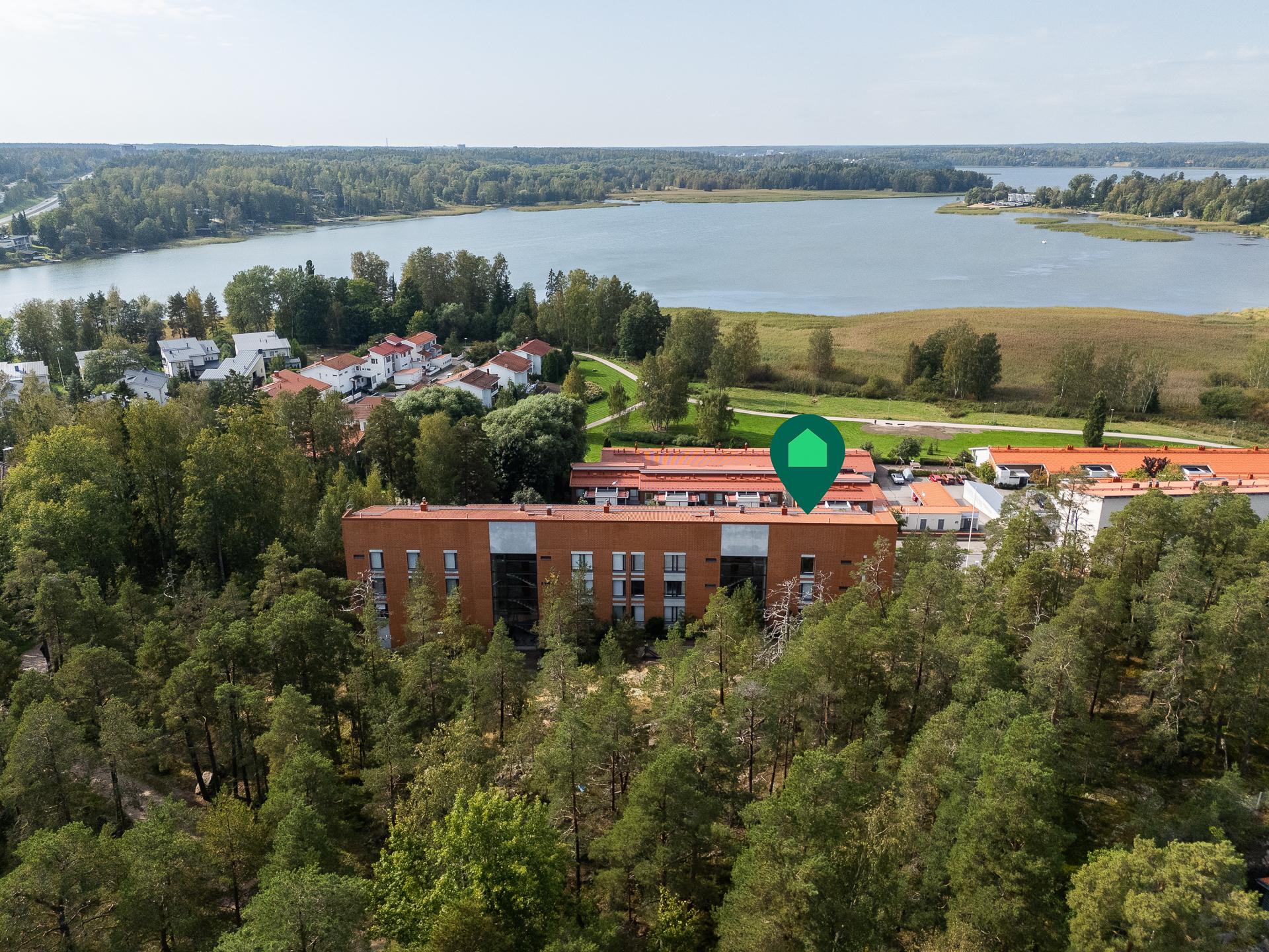 Loistava sijainti rantaraitin vieressä