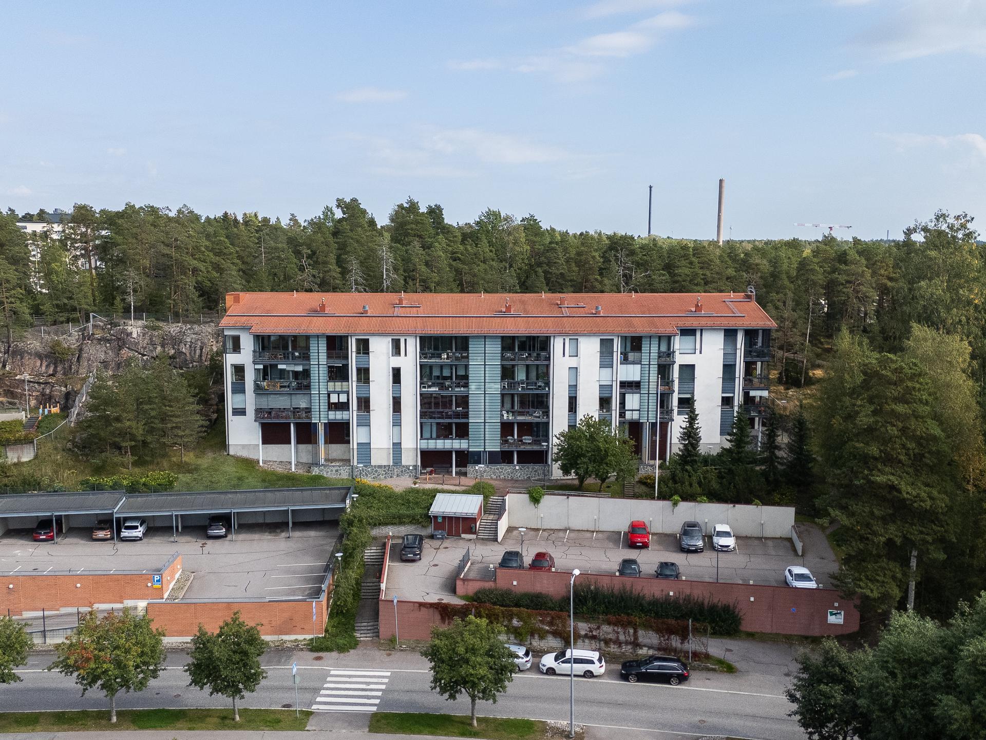 Tyylikäs ja ryhdikäs julkisivu