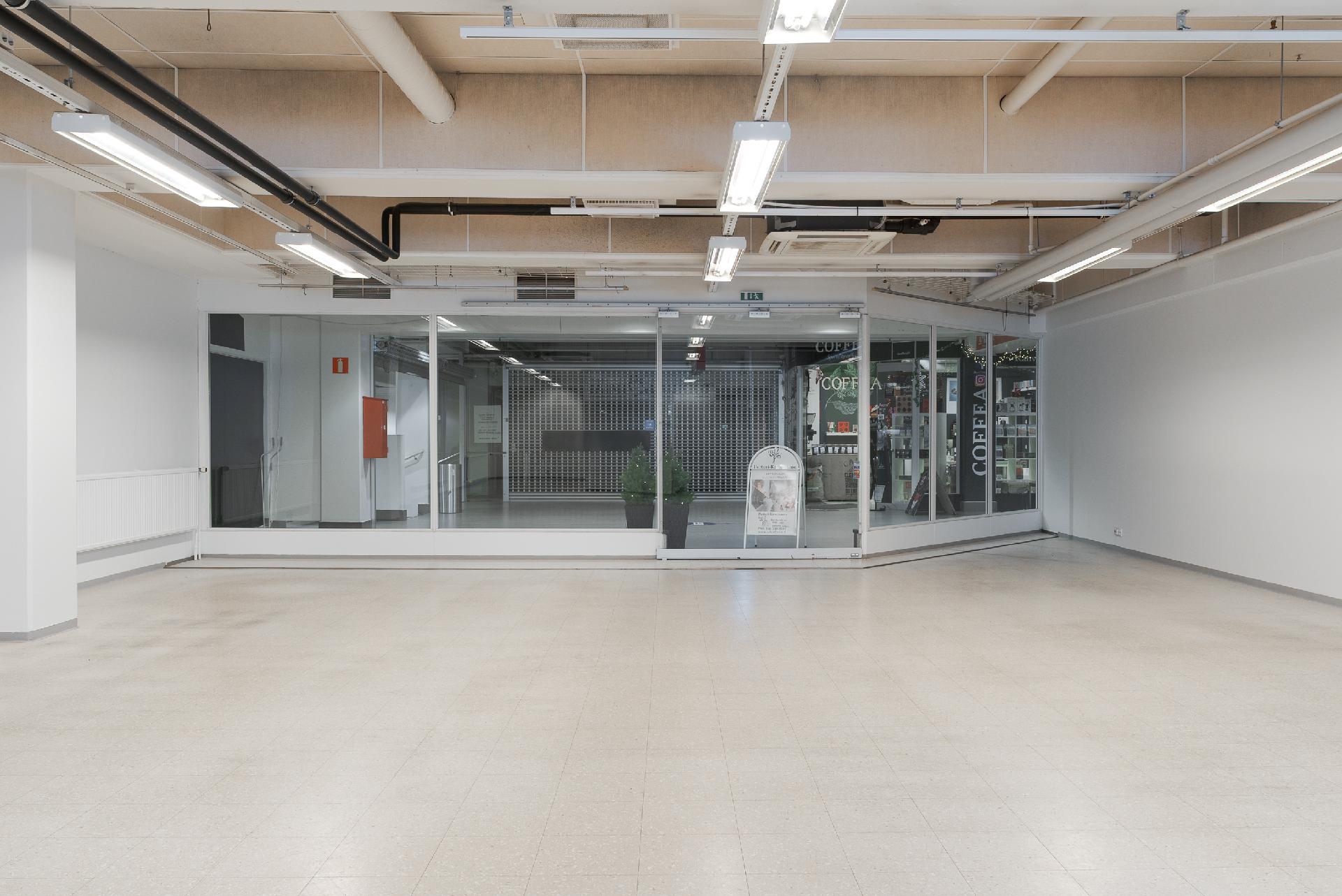 Asiakastilaa, WC vasemmalla