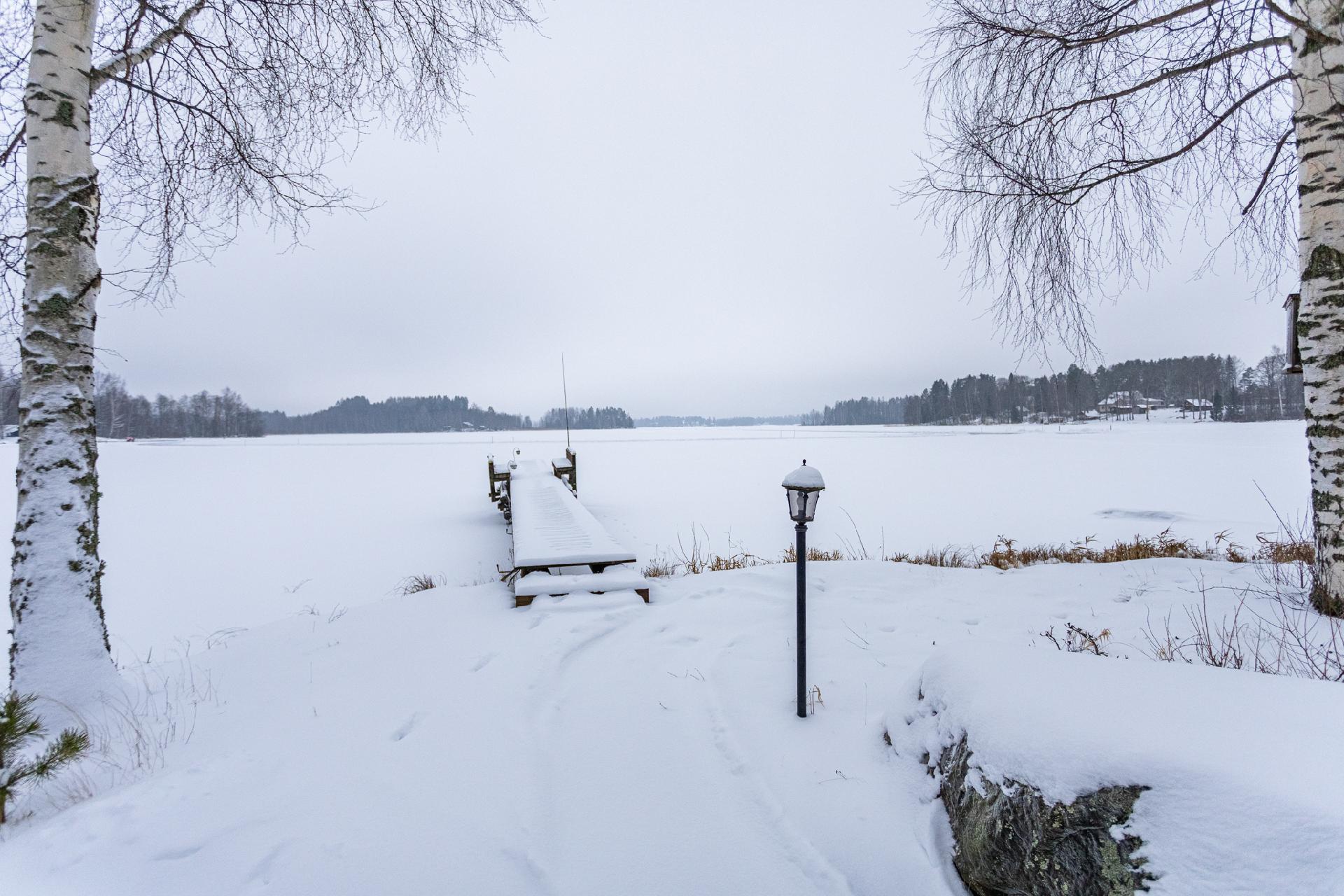 näkymä pihalta järvelle