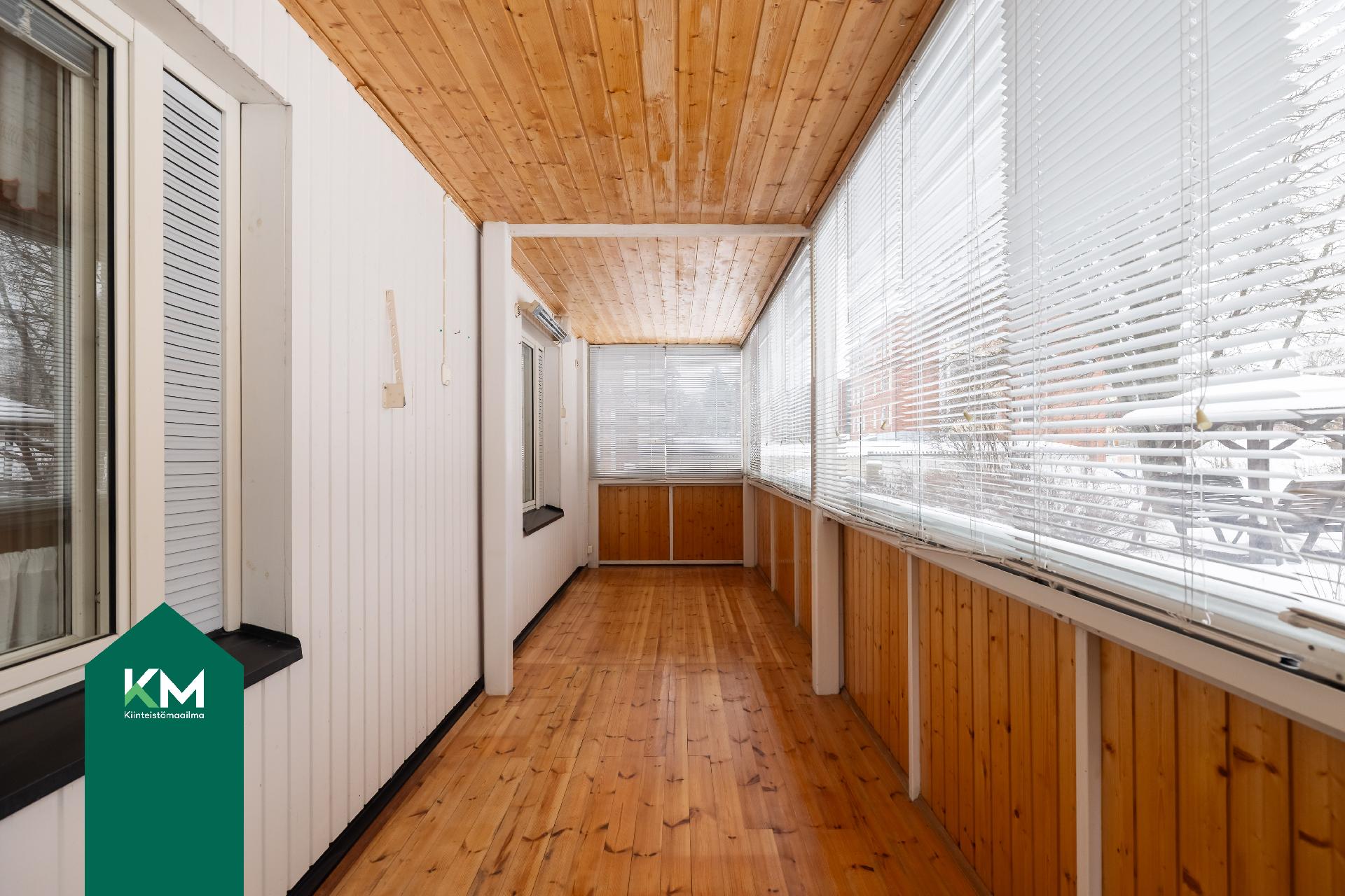 Suuri lasitettu parveke maantasolla