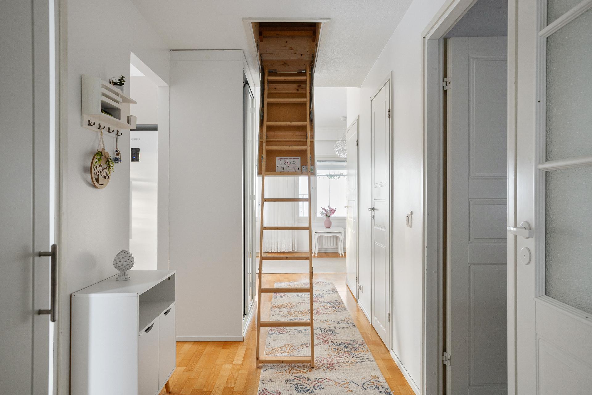 Eteisestä käynti käyttöullakolle