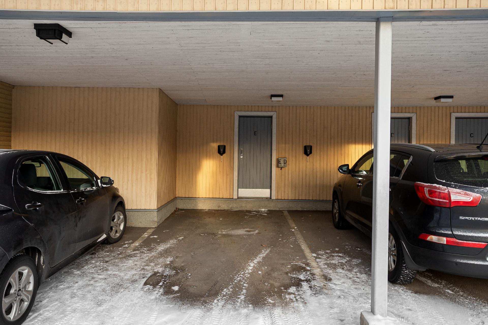 Autokatos ja varasto