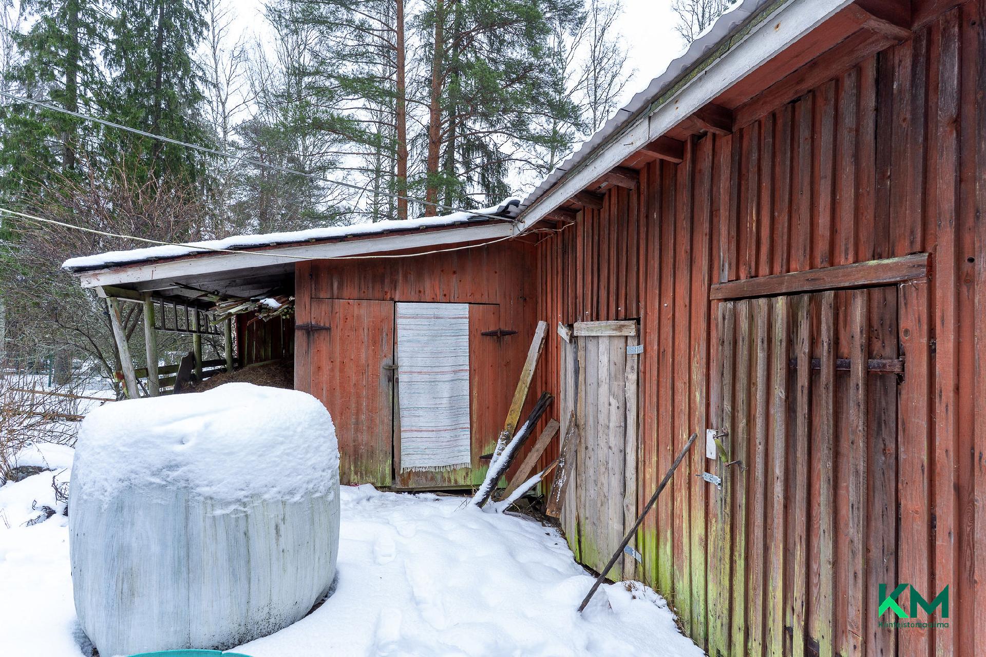 Talousrakennus, joka toiminut kesäisin lampolana