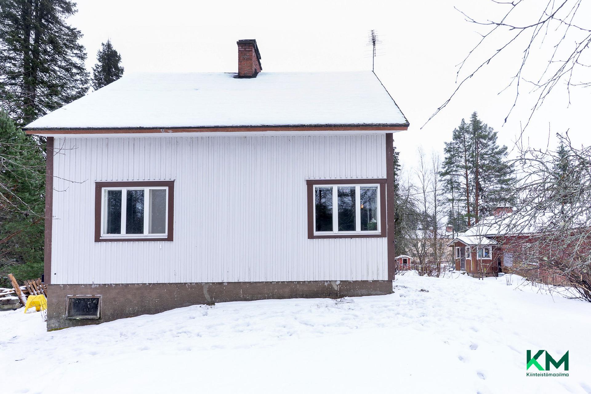 Talo takapihan suunnalta