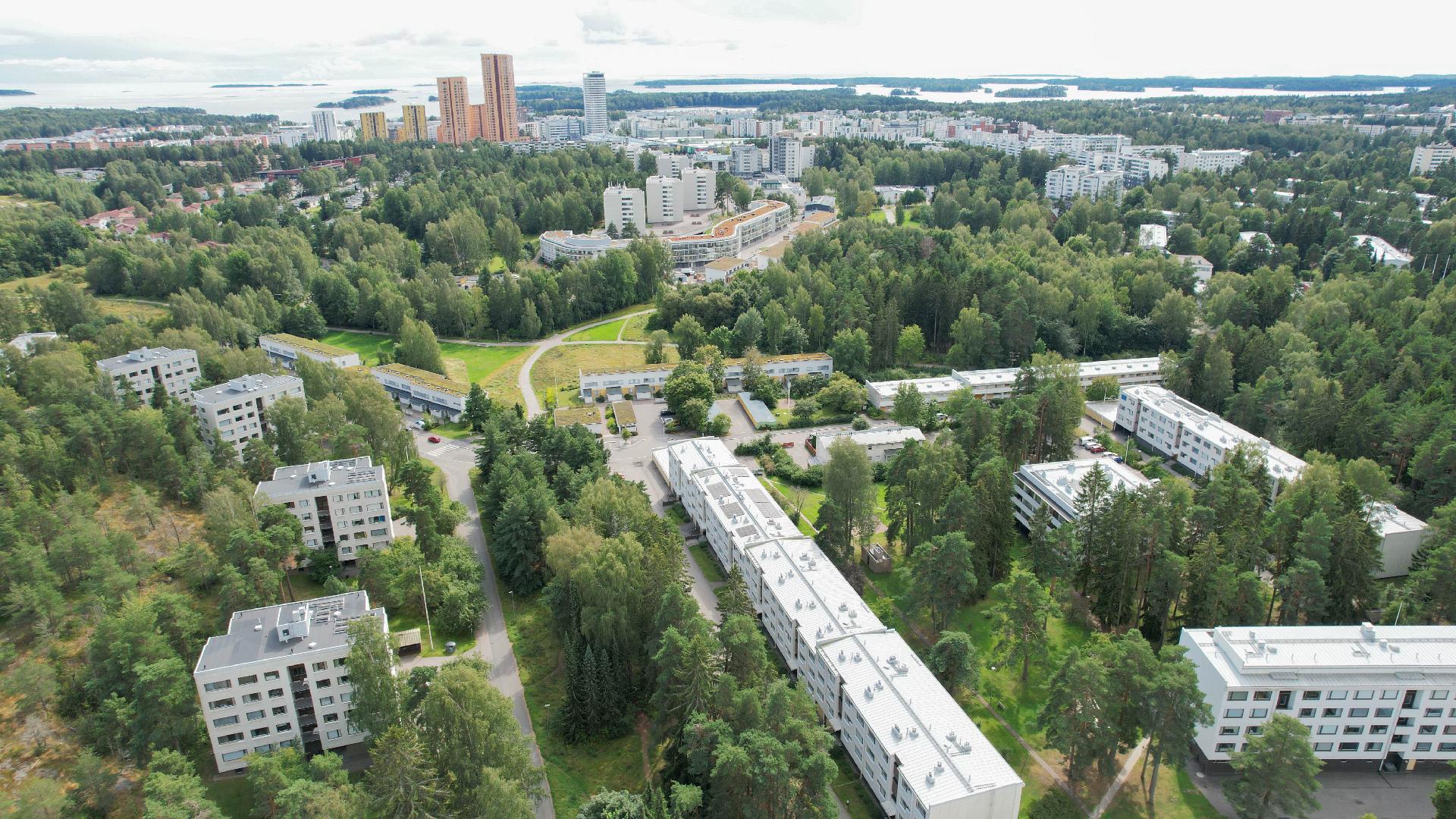 Vihreä ja merellinen luonto, alueen upeat ulkoilureitit ja puistot näkyvät hyvin ilmakuvasta.